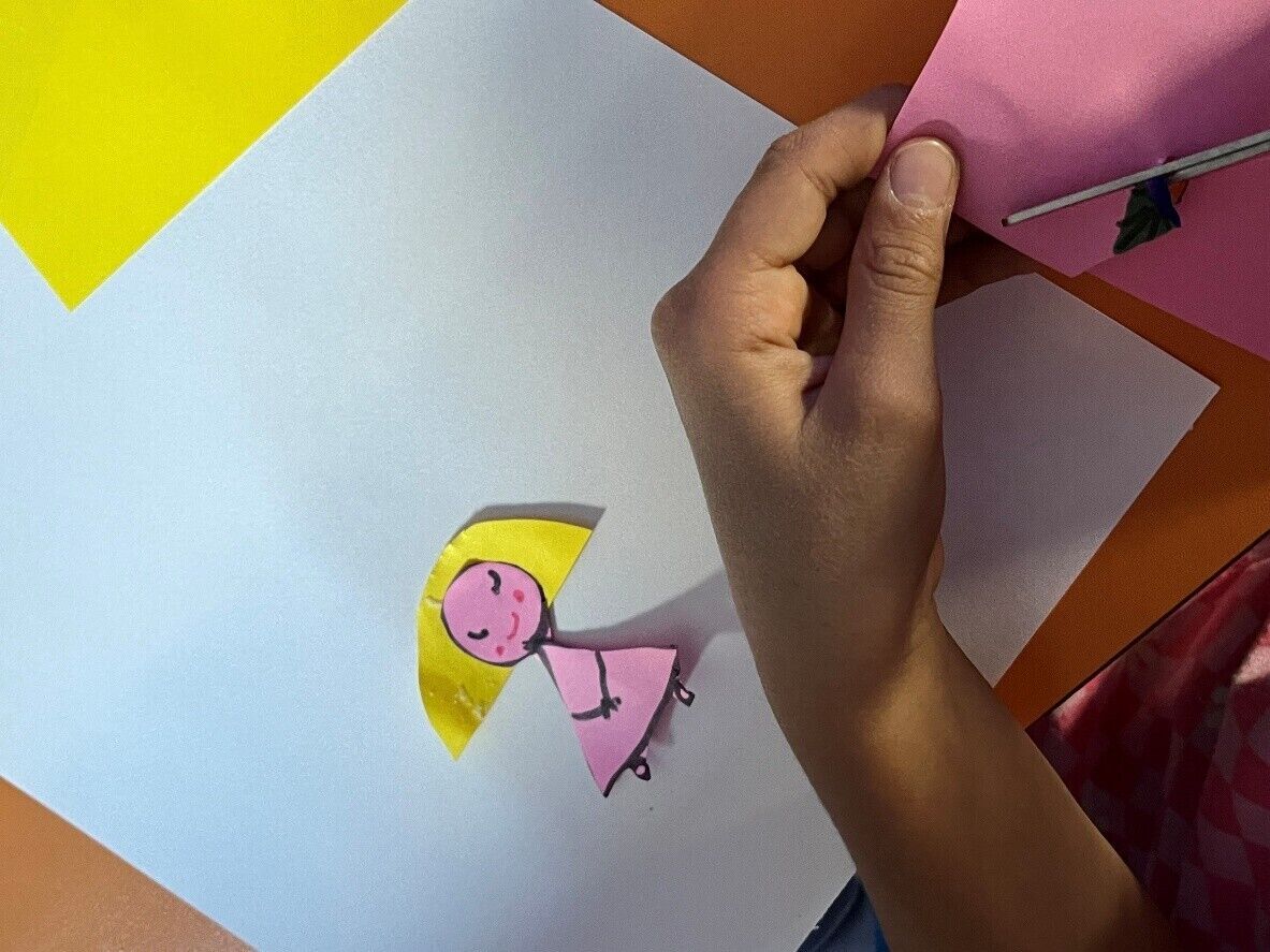 © SEB Leipzig Ein Kind schneidet aus Tonpapier eine Figur aus