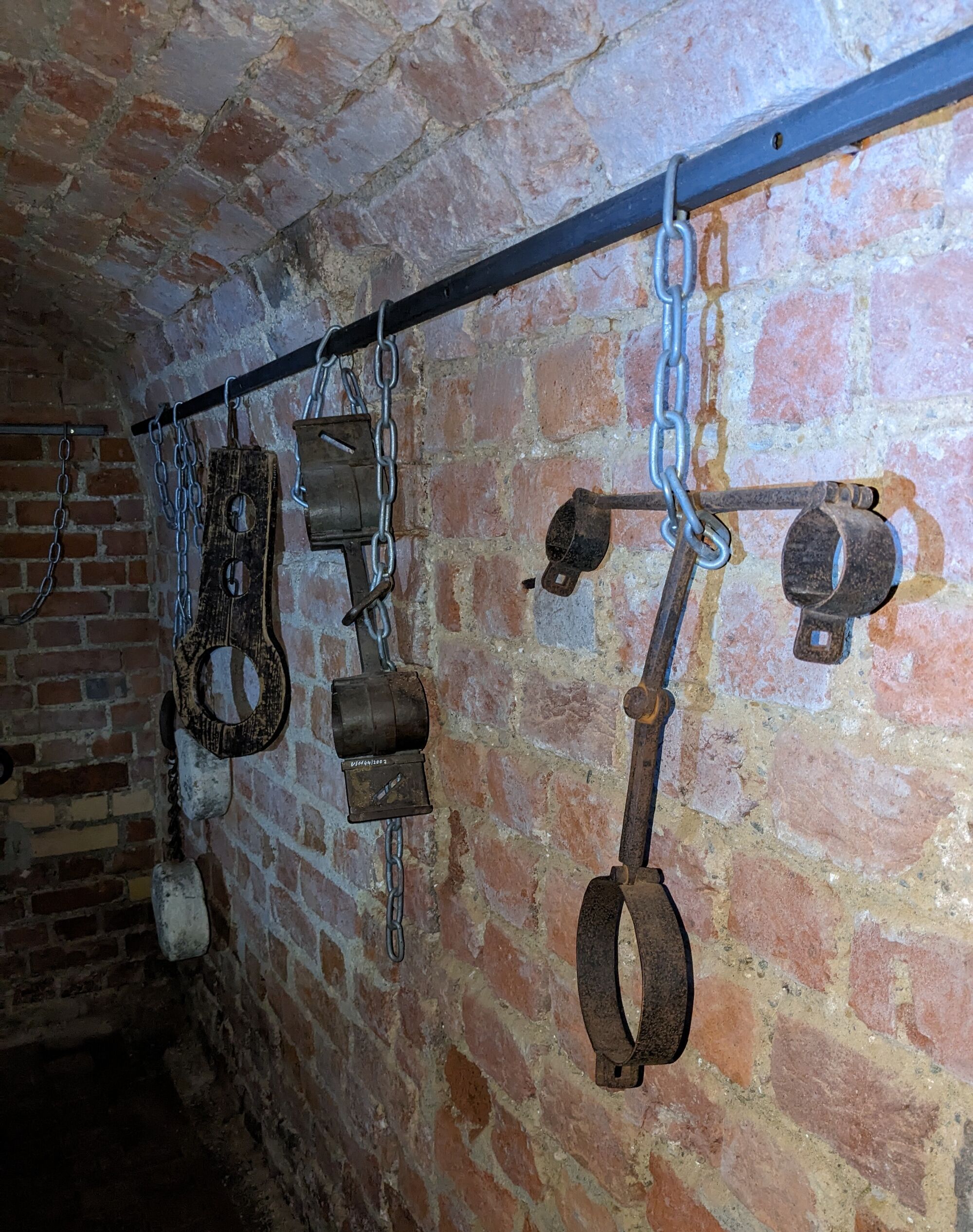 © SEB Leipzig an einer Kellerwand hängen Metallfesseln