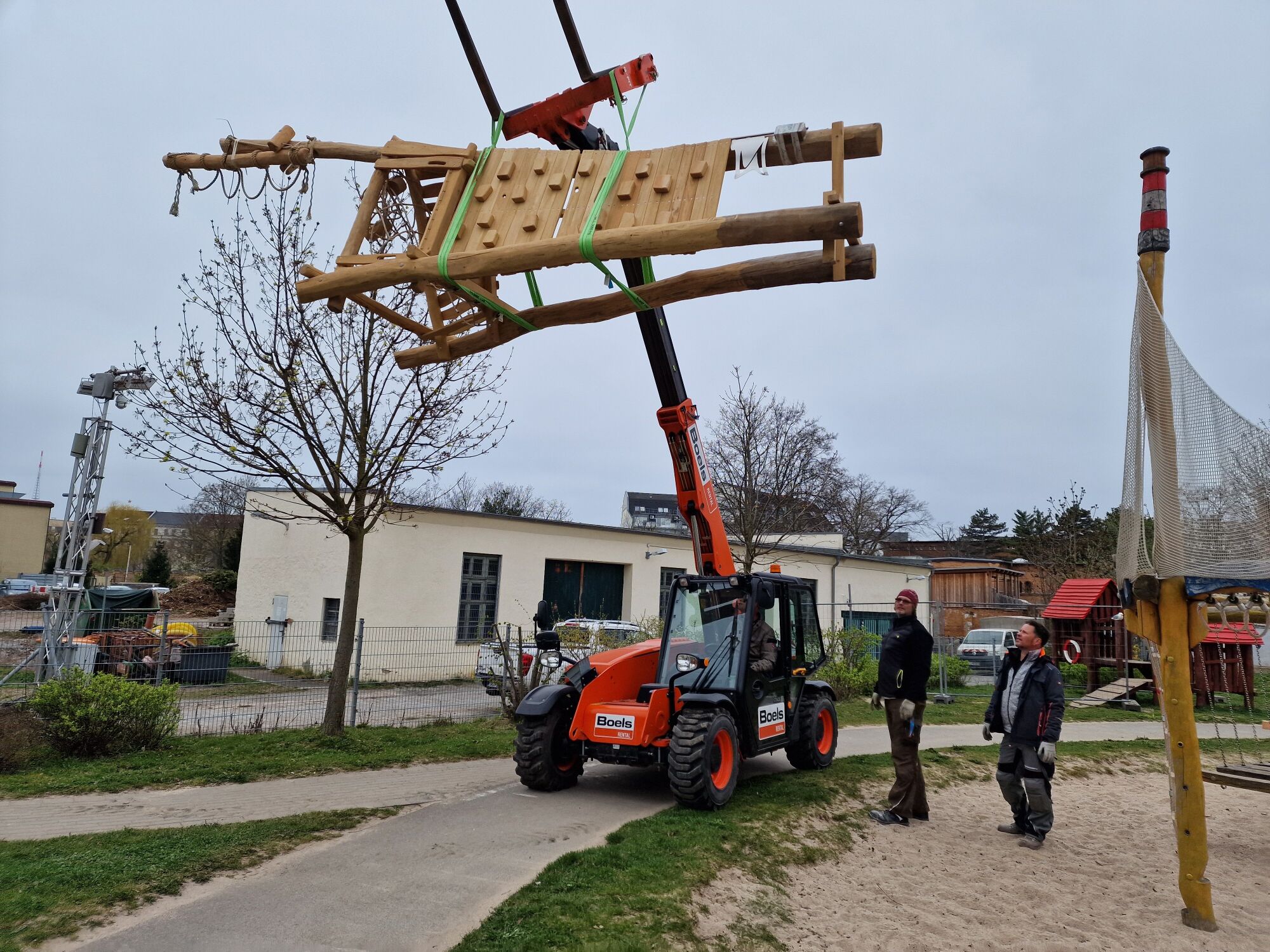 der Kletterturm wird mit schweren Baumaschinen angeliefert