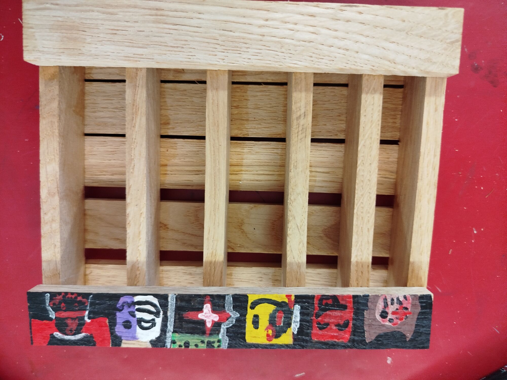 Ein Vasenhalter aus Holz mit Bemalung