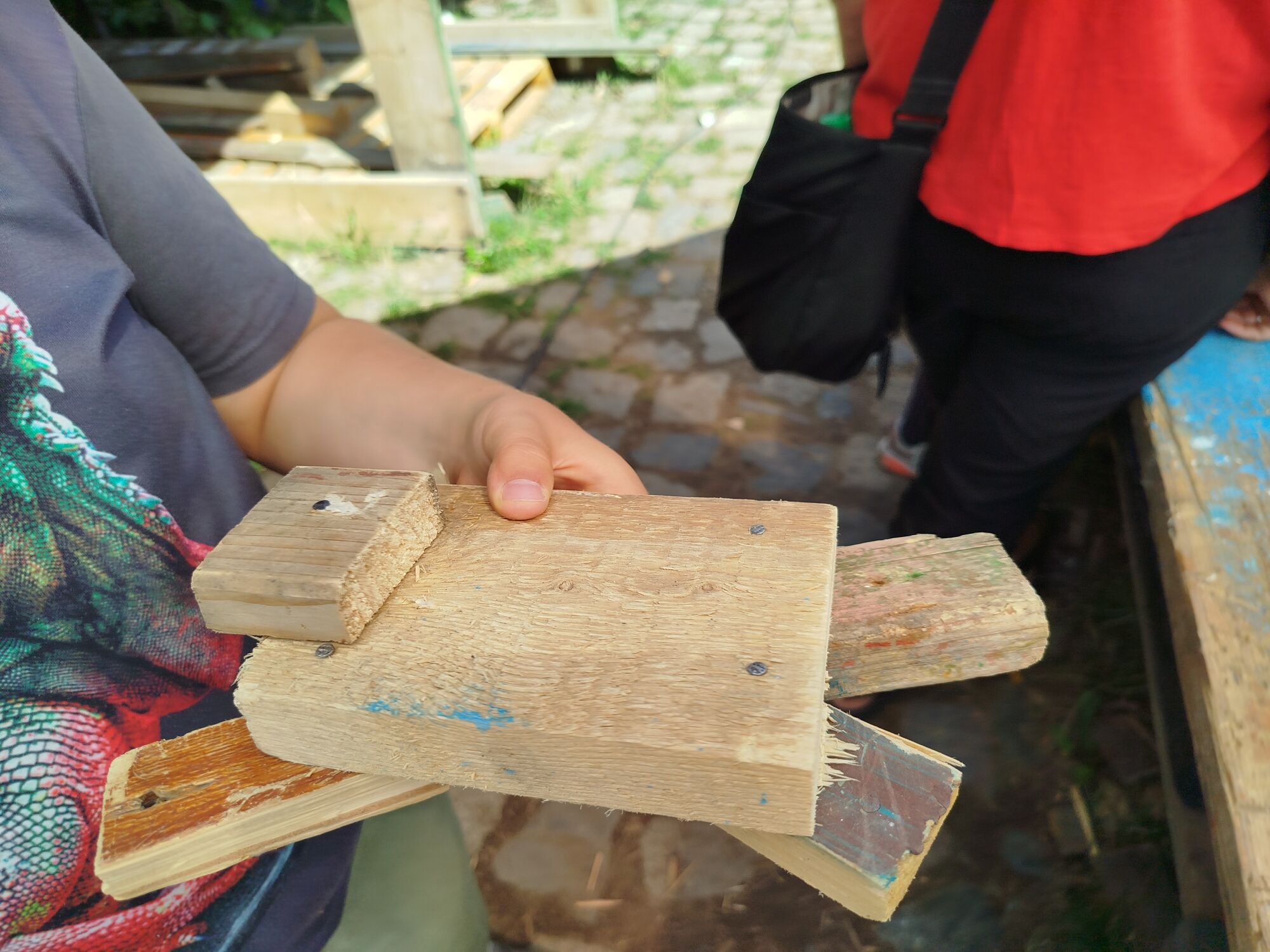 Ein Kind h&auml;lt Holzst&uuml;cke in der Hand
