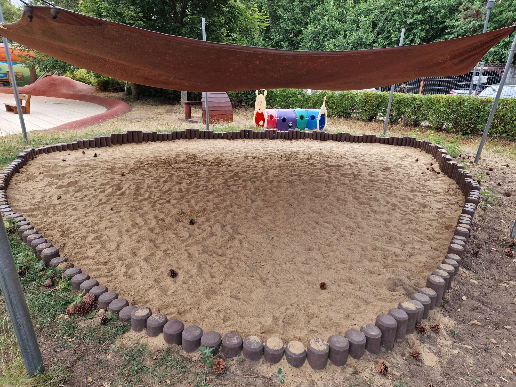 Ein Sandkasten mit Einfassung