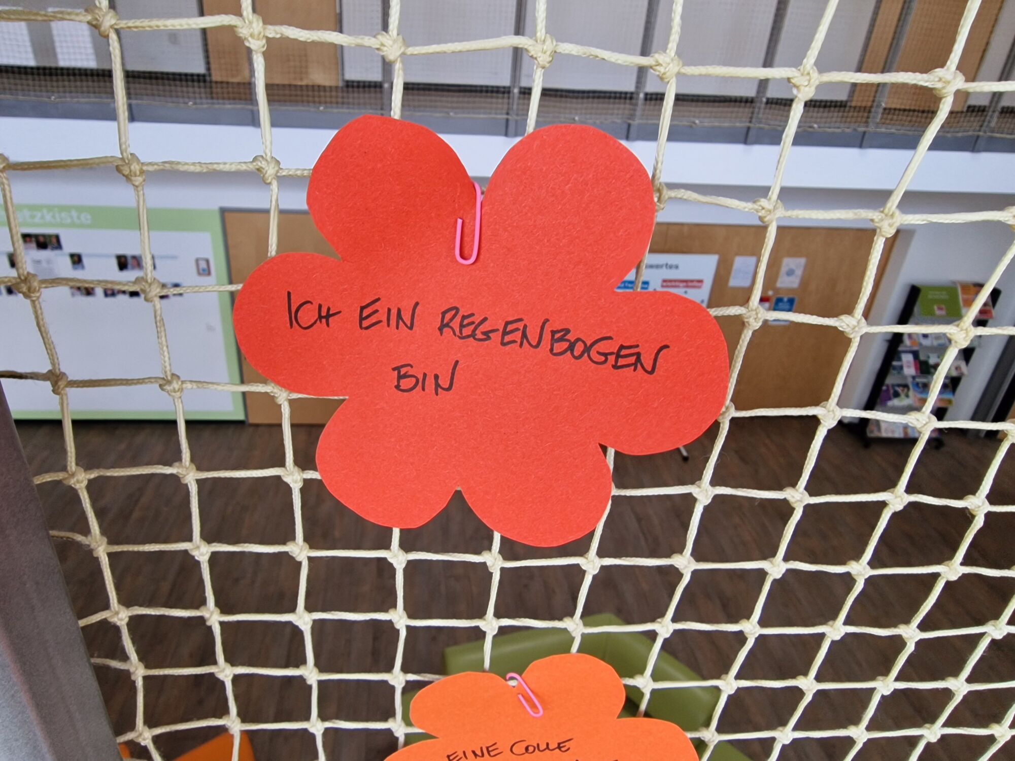 © SEB Leipzig Gebastelte Blume mit der Aufschrift: "Ich ein regenbogen bin"