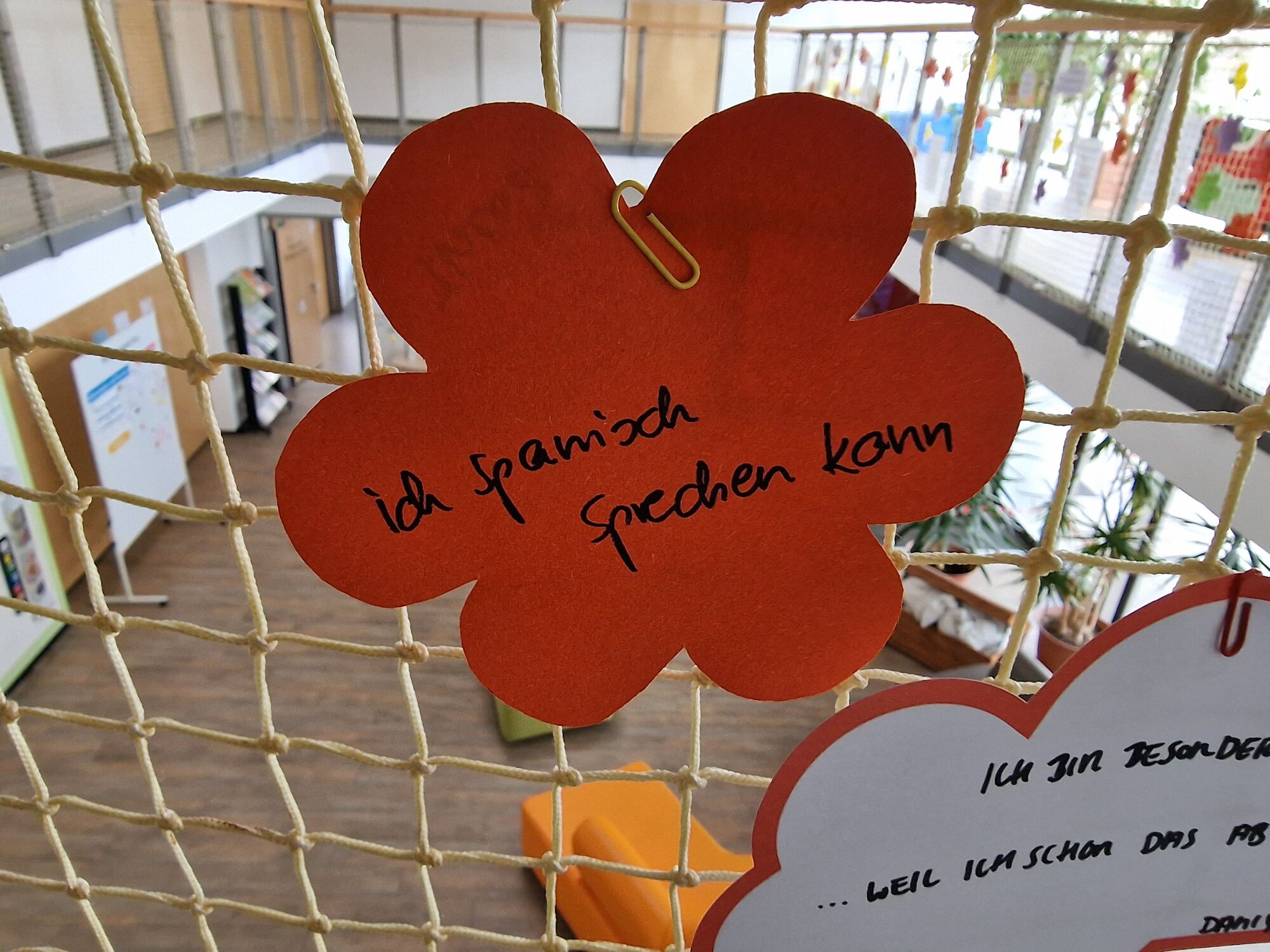 © SEB Leipzig Gebastelte Blume mit der Aufschrift: "Ich spanisch sprechen kann"