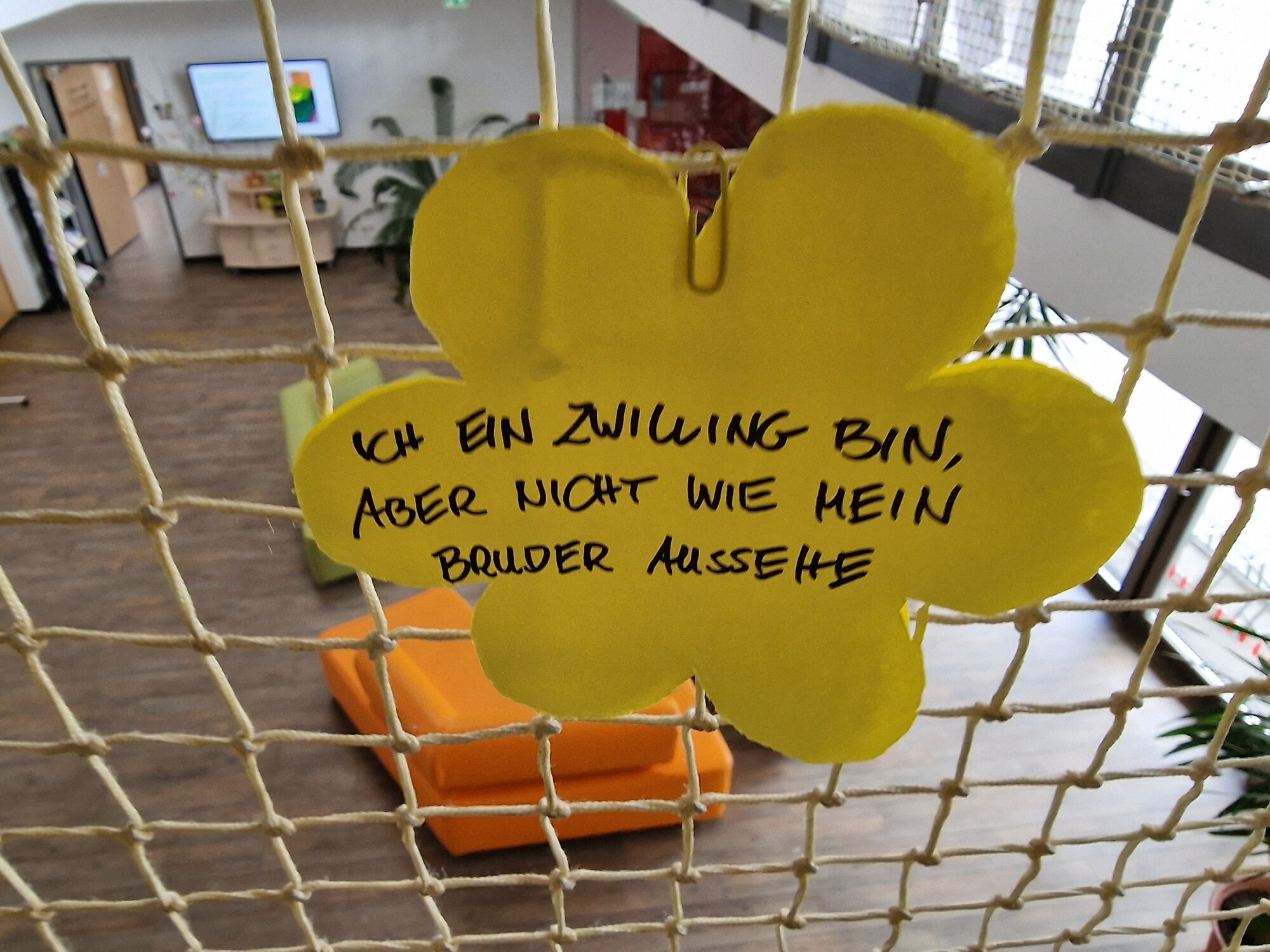 © SEB Leipzig Gebastelte Blume mit der Aufschrift: "Ich ein Zwilling bin, aber nicht wie mein Bruder aussehe"