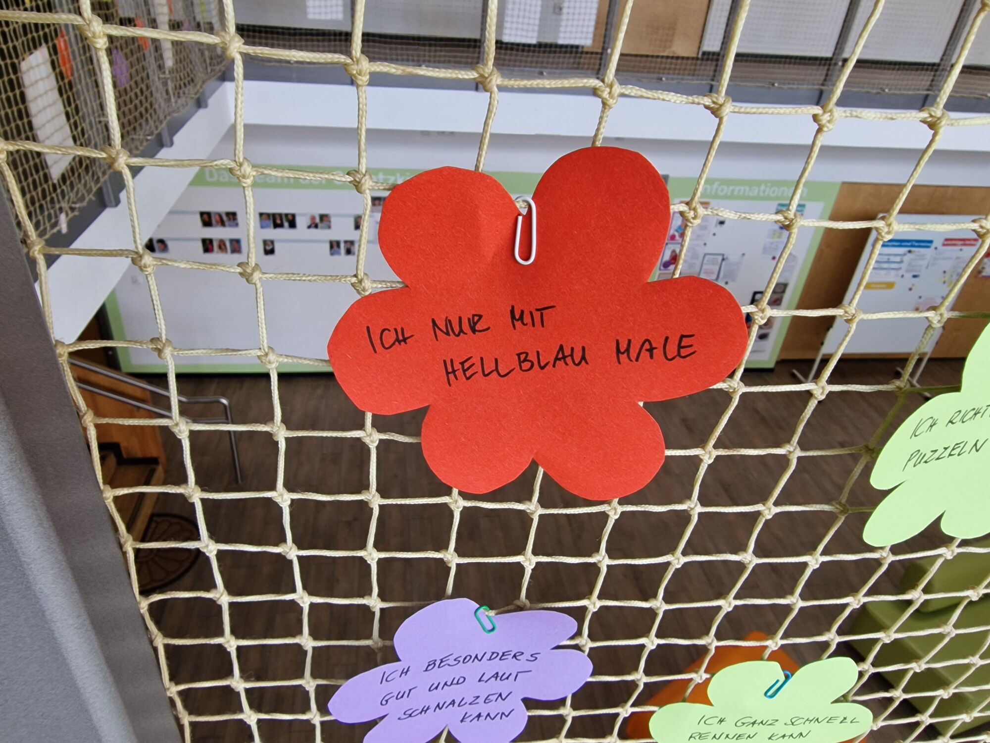 © SEB Leipzig Gebastelte Blume mit der Aufschrift: "Ich nur mit hellblau male"