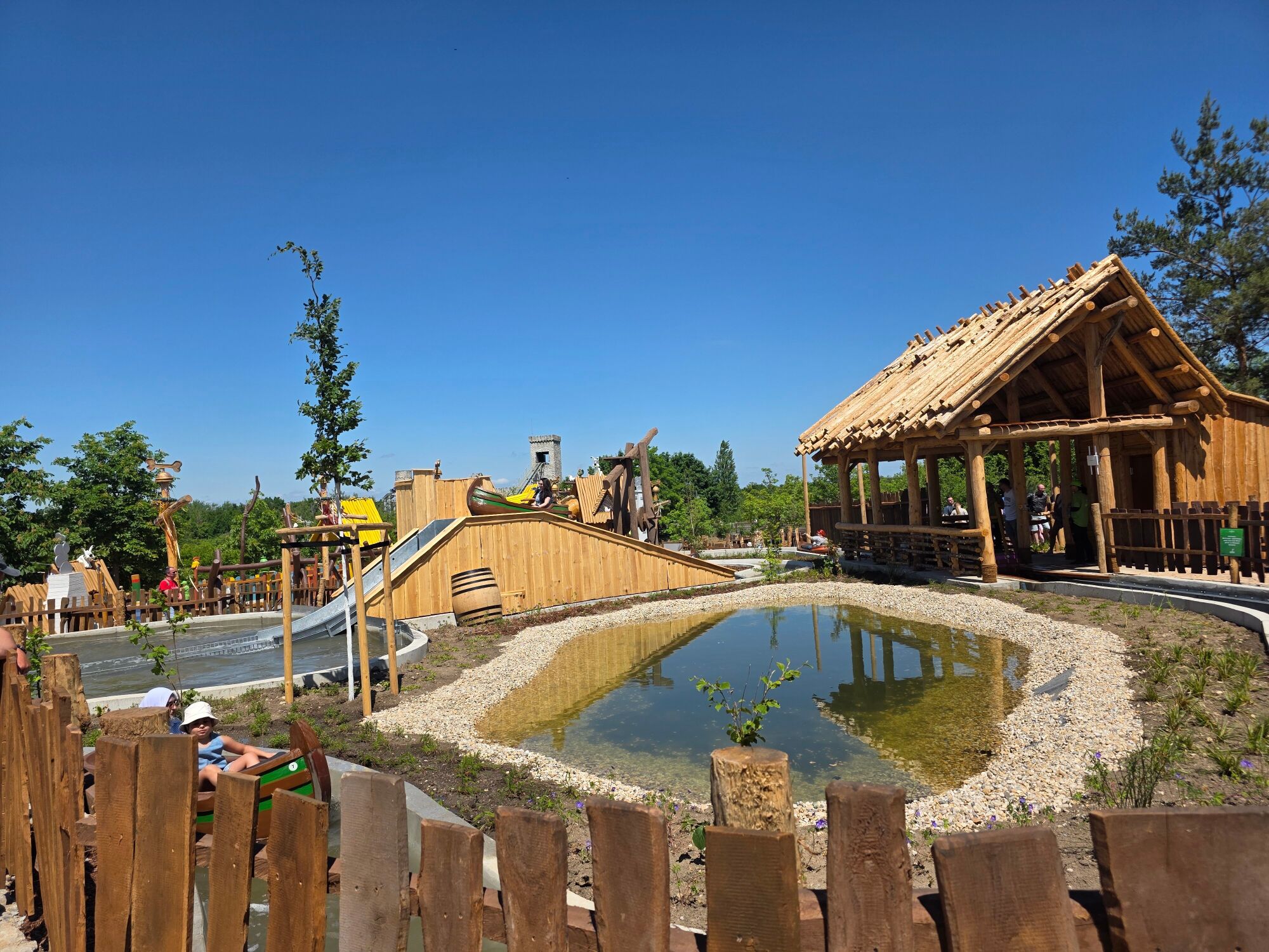 Eine Wasserfahrstrecke mit Holzh&auml;usern