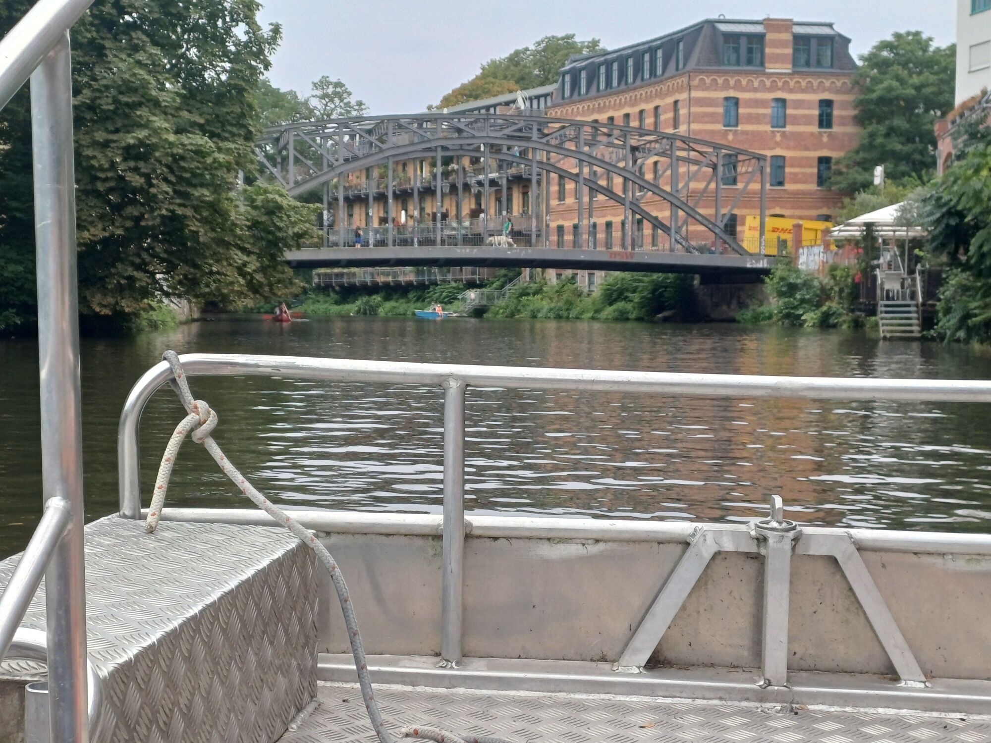 Ein Fluss mit einer Brücke und Häusern im Hintergrund