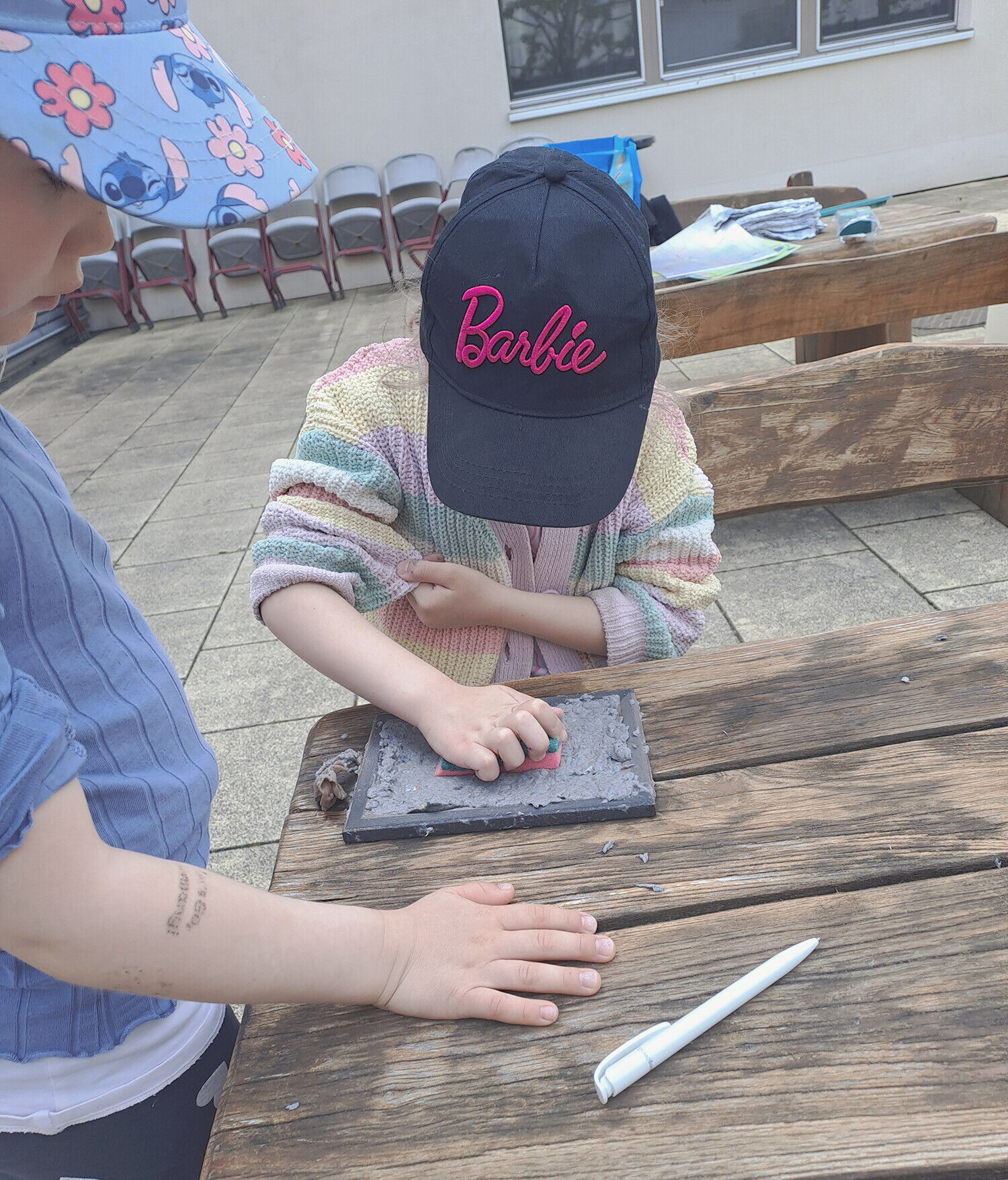 Ein Kind stellt Papier her