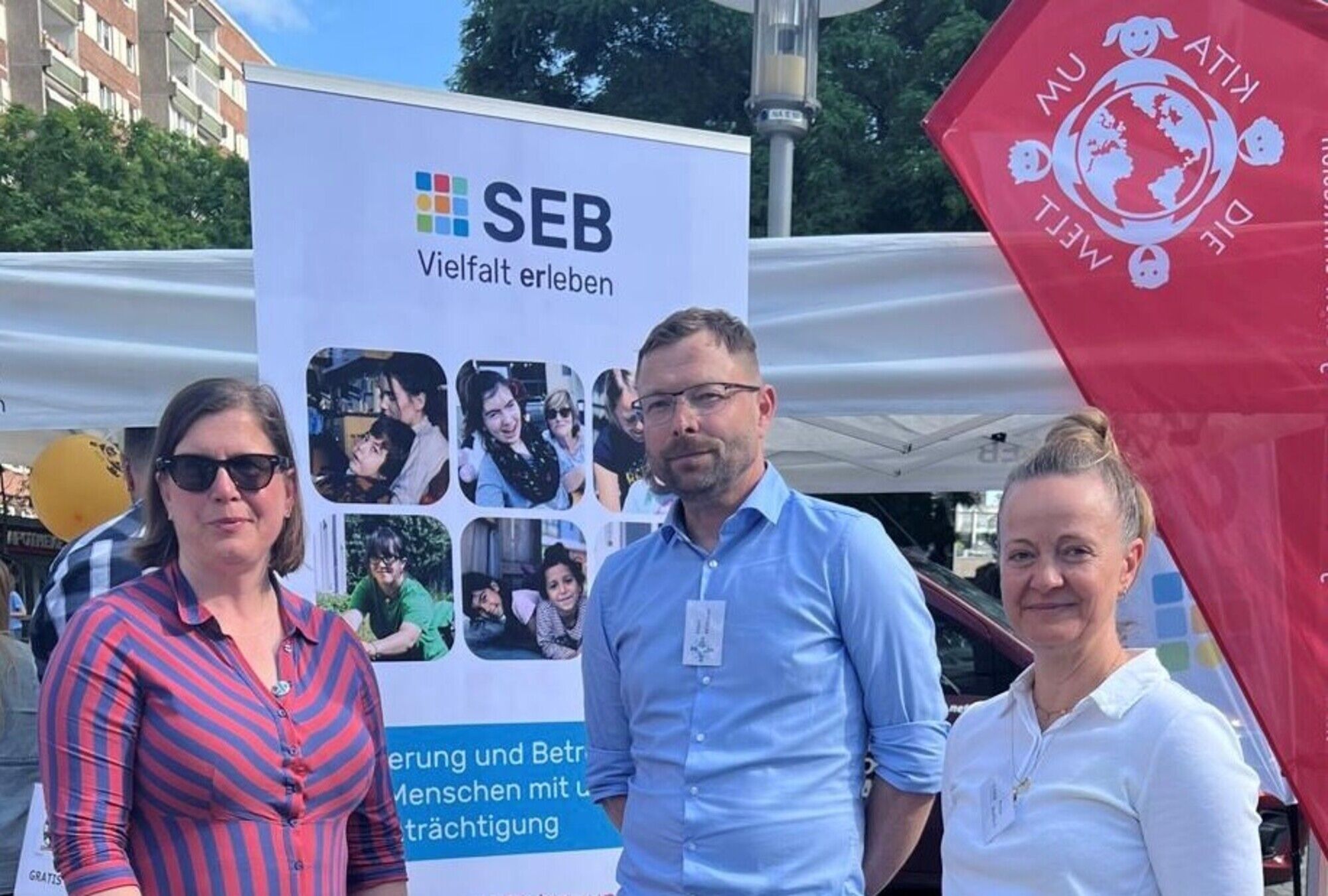 der Kita Leiter, die Wohnheim-Leiterin und Kulturb&uuml;rgermeisterin Skadi Jennicke stehen vor dem SEB Stand