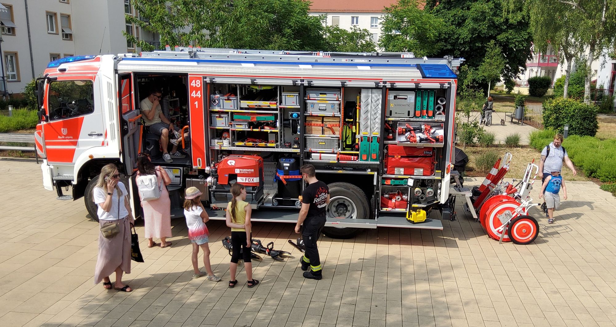 © SEB Leipzig Menschen stehen besichtigen ein Feuerwehrauto