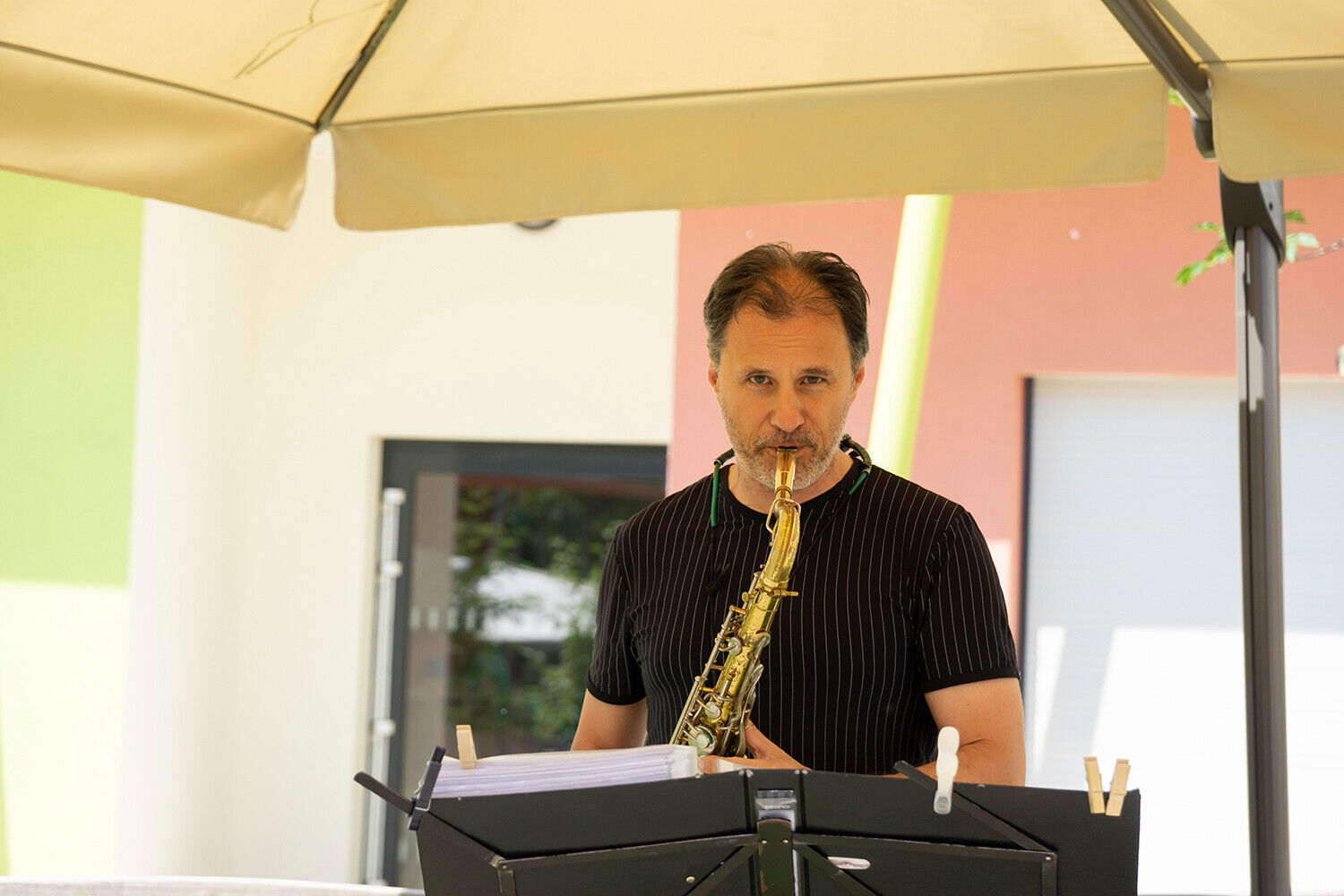 Ein Mann spielt Saxophon