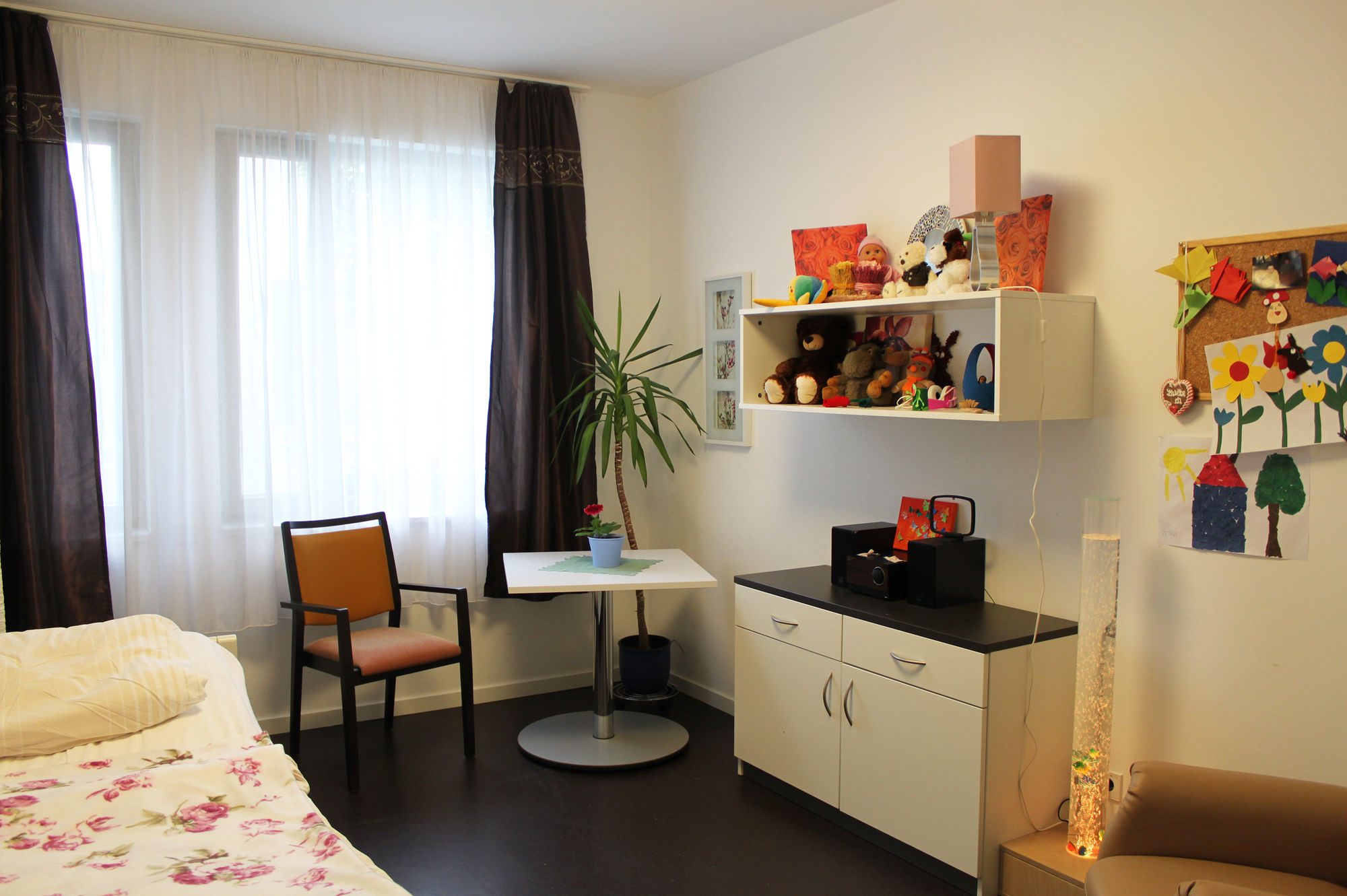 Ein helles Zimmer mit Möbeln.