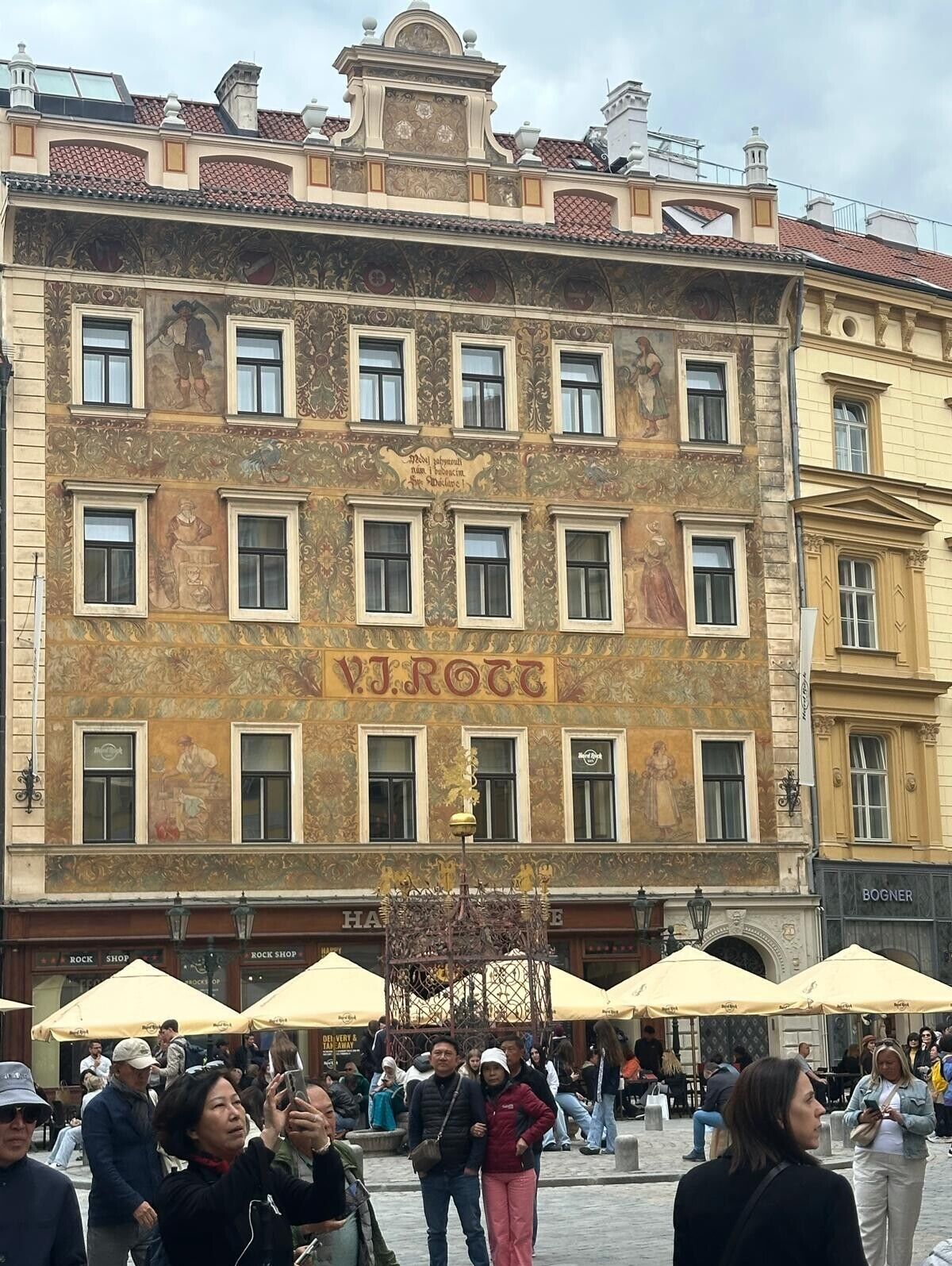 © SEB Leipzig Ein altes Haus und eine Fussgängerzone mit vielen Menschen in prag.