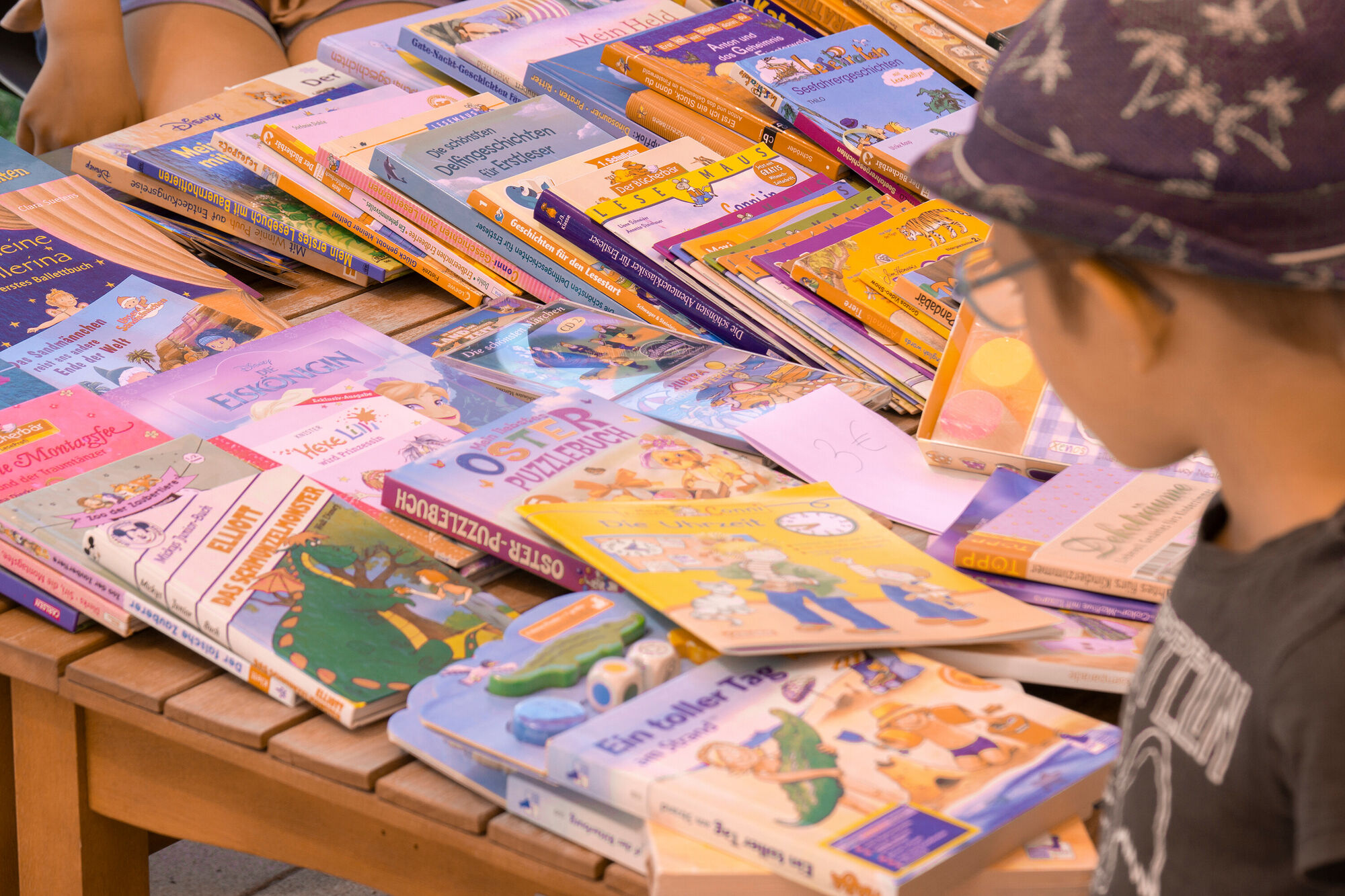 Ein Kind schaut sich Bücher an