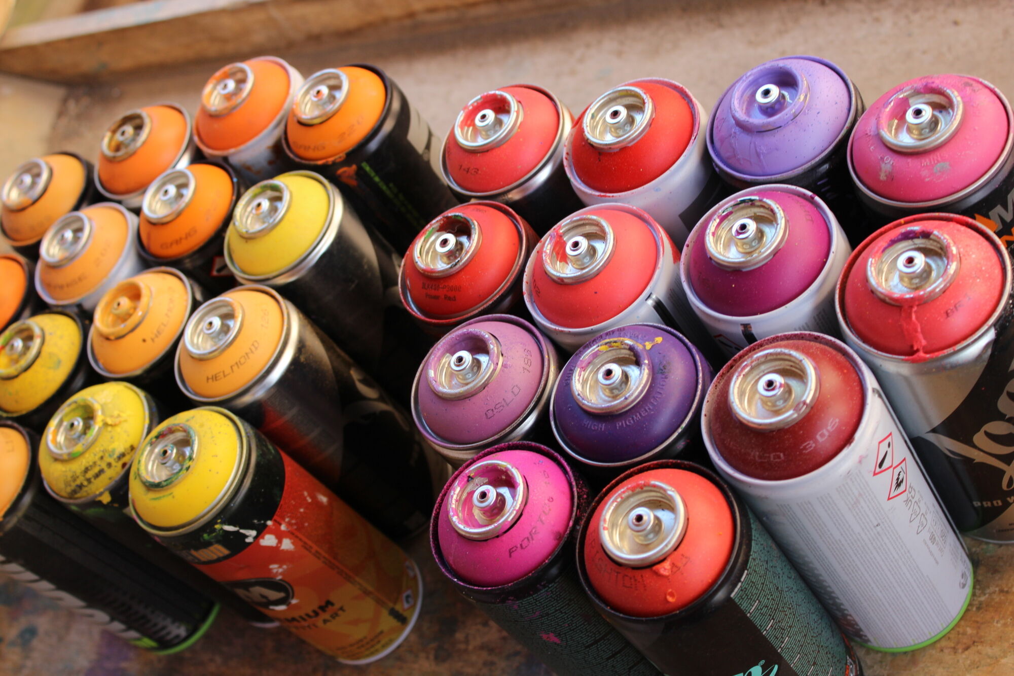 Viele bunte Spraydosen