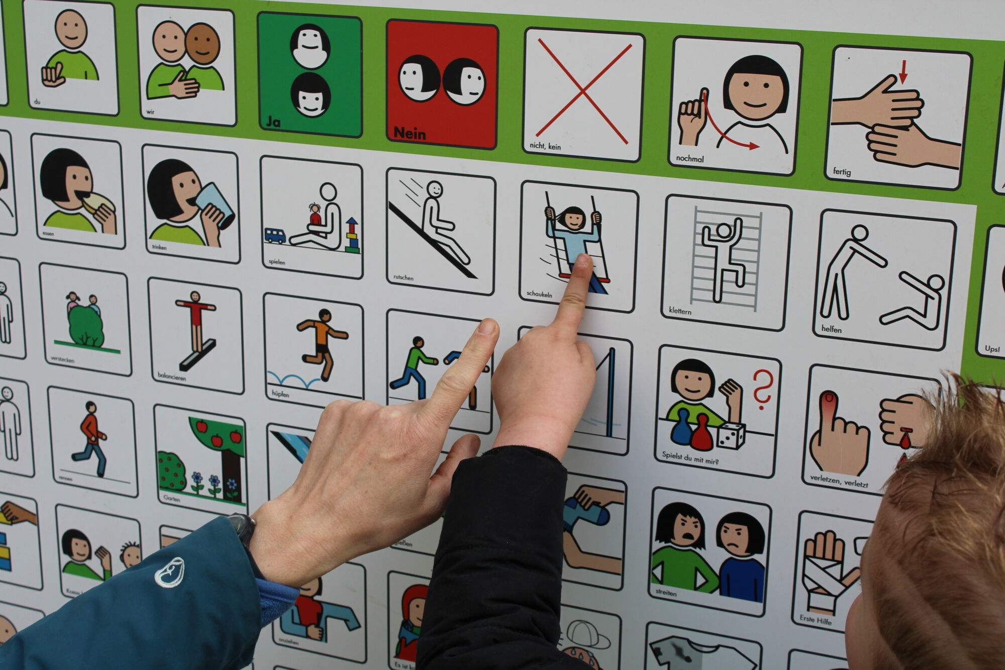 © SEB Leipzig Kinder zeigen auf Symbole der Tafel