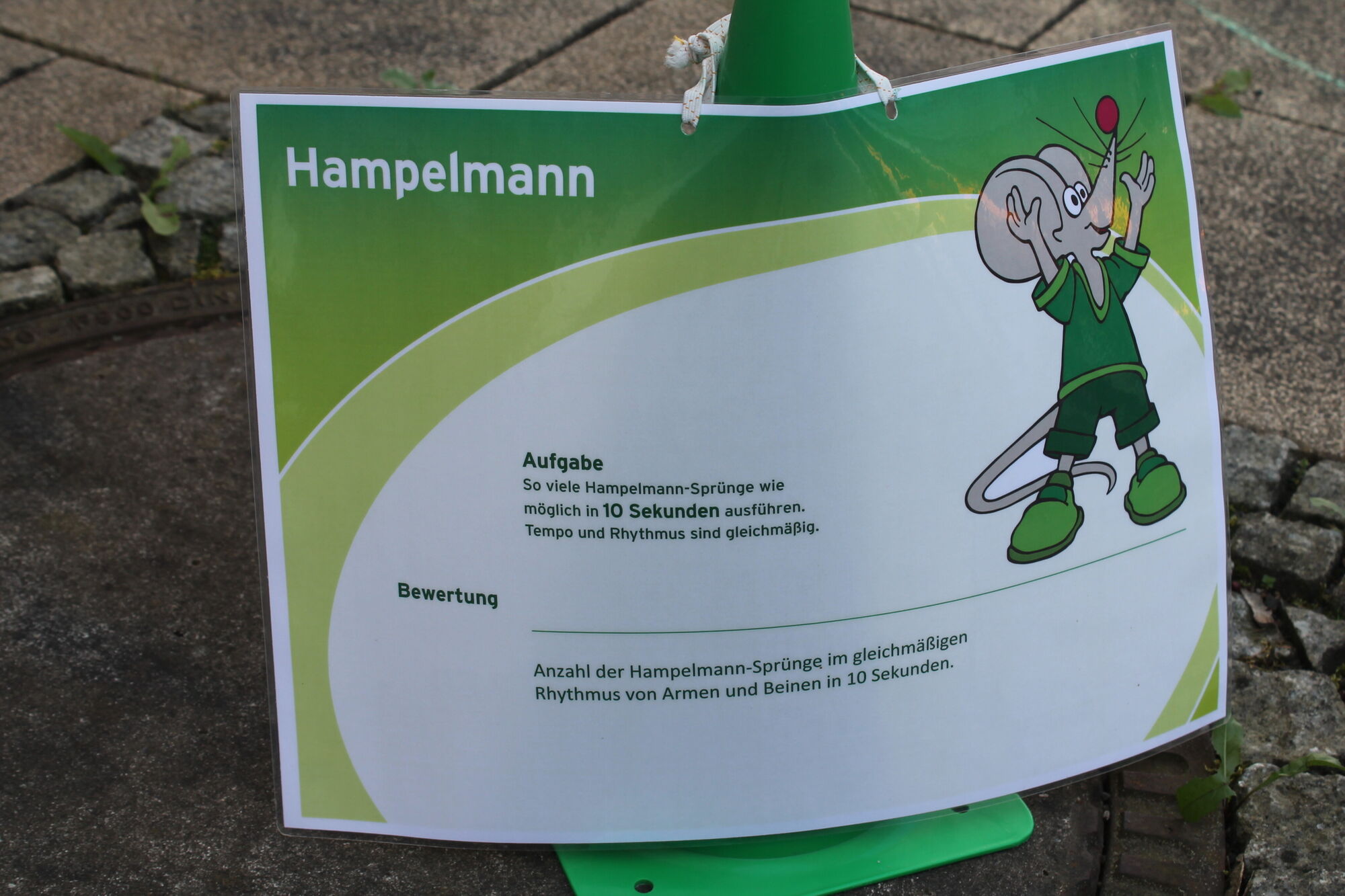 Ein Stationsschild des Flitziabzeichens: Hampelmann