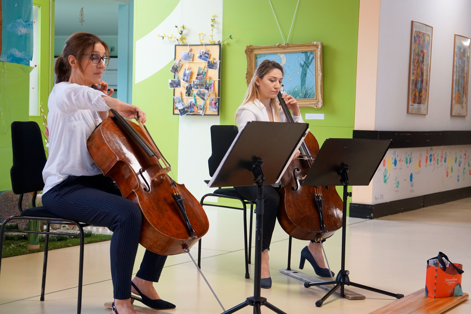Zwei Frauen Spielen auf Violinen.
