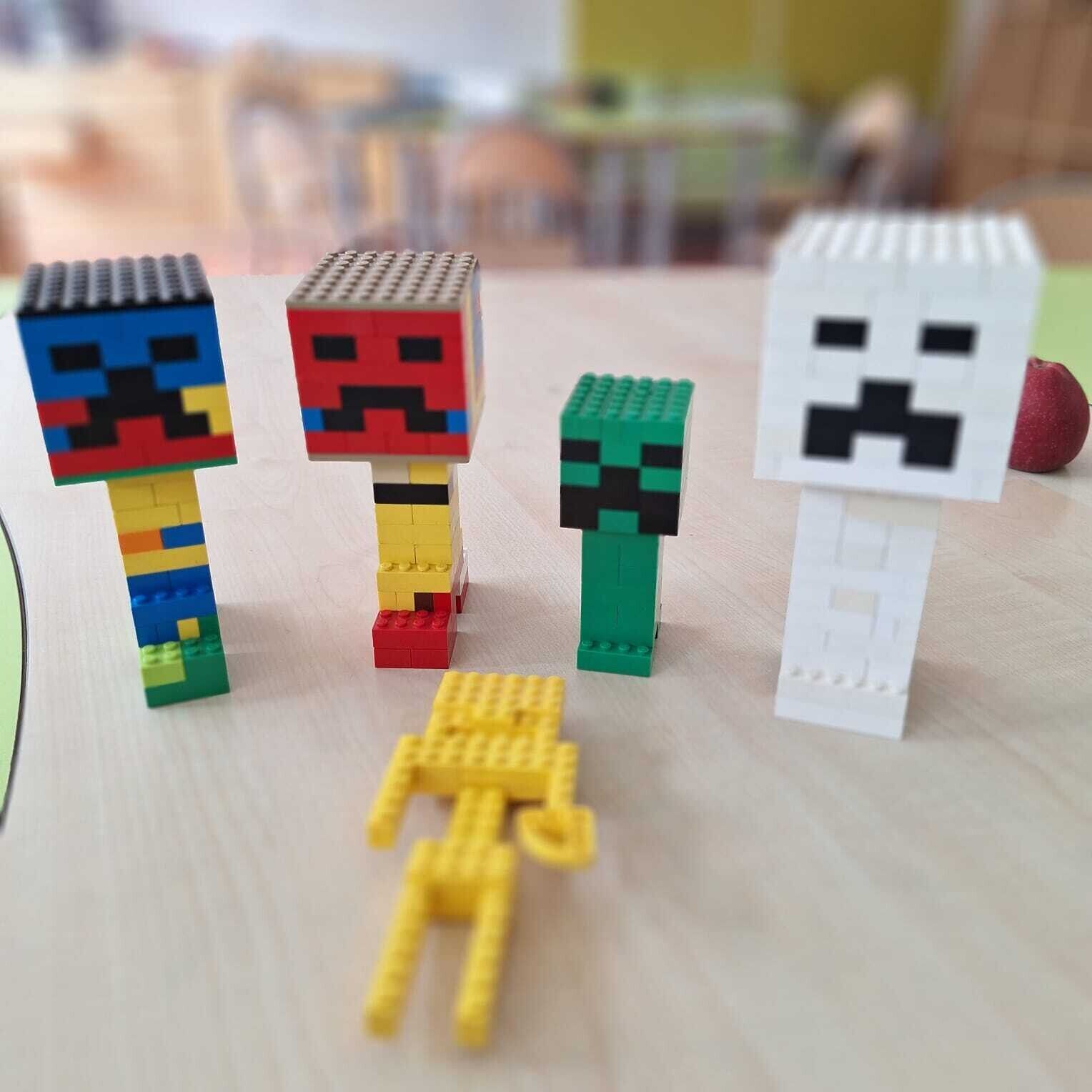 © SEB Leipzig Fünf bunte Miniecraft Figuren aus Lego liegen auf einem Tisch