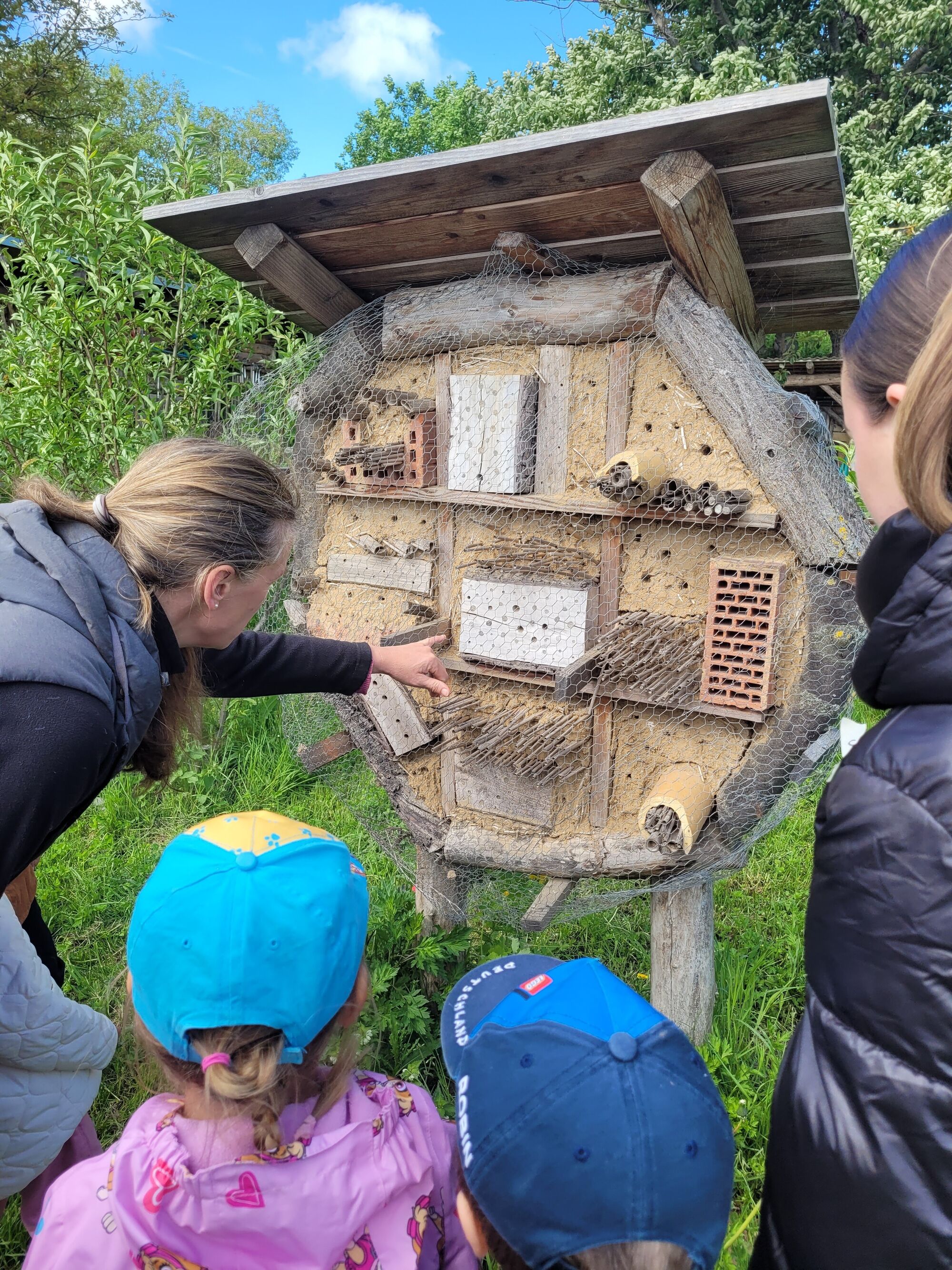 © SEB Leipzig Eine Frau zeigt Kindern ein Insektenhotel