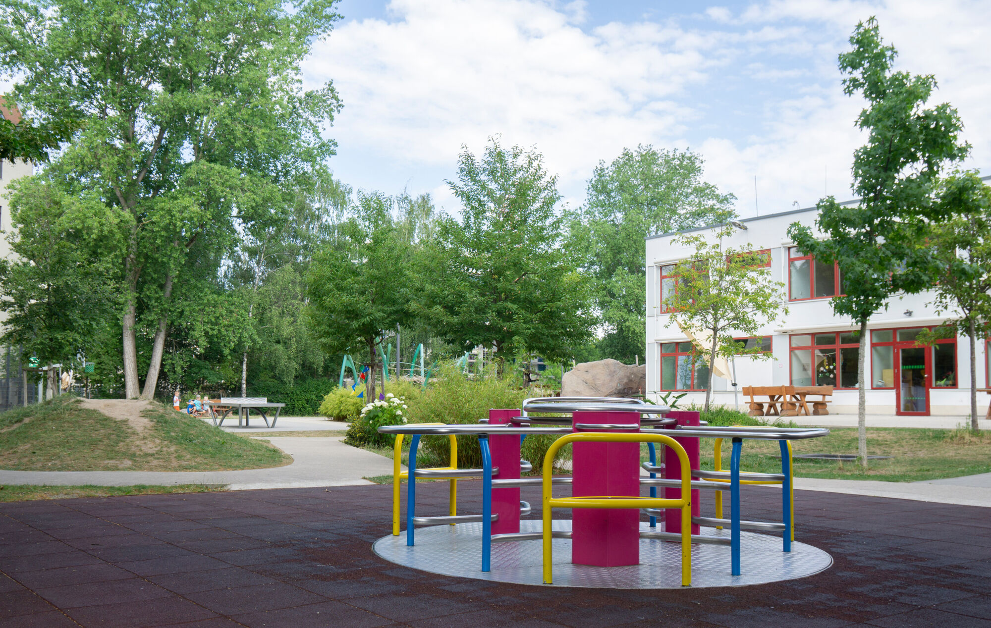 ein buntes Karussell mit gro&szlig;en Fl&auml;chen in denen Rollst&uuml;hle Platz finden