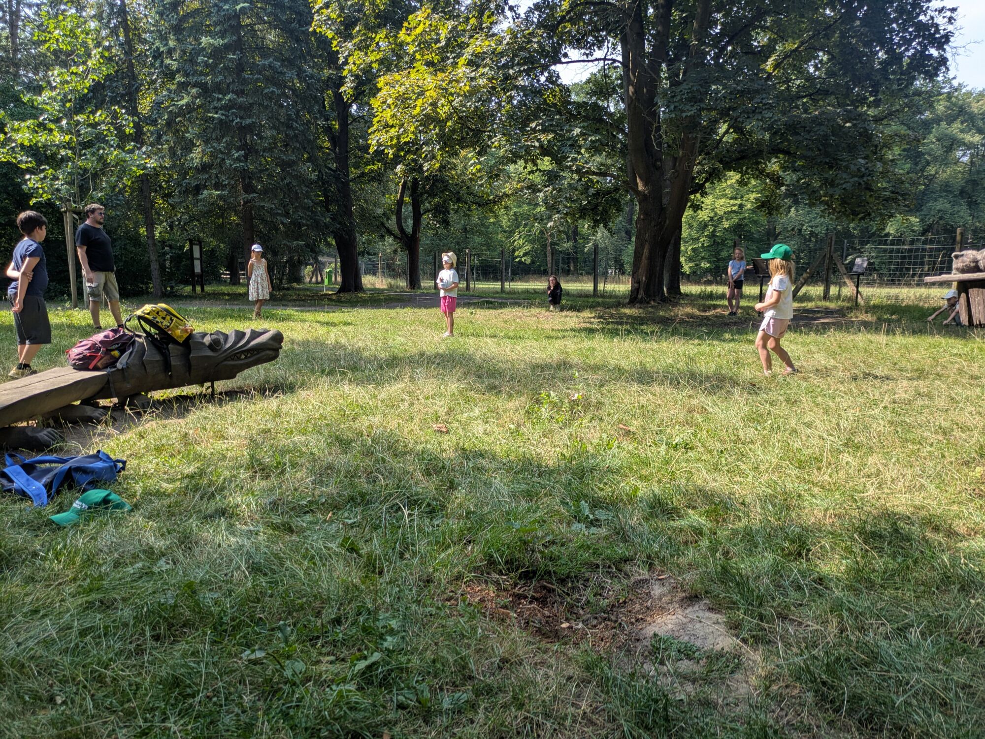 Kinder auf einer gro&szlig;en Wiese in einem Park