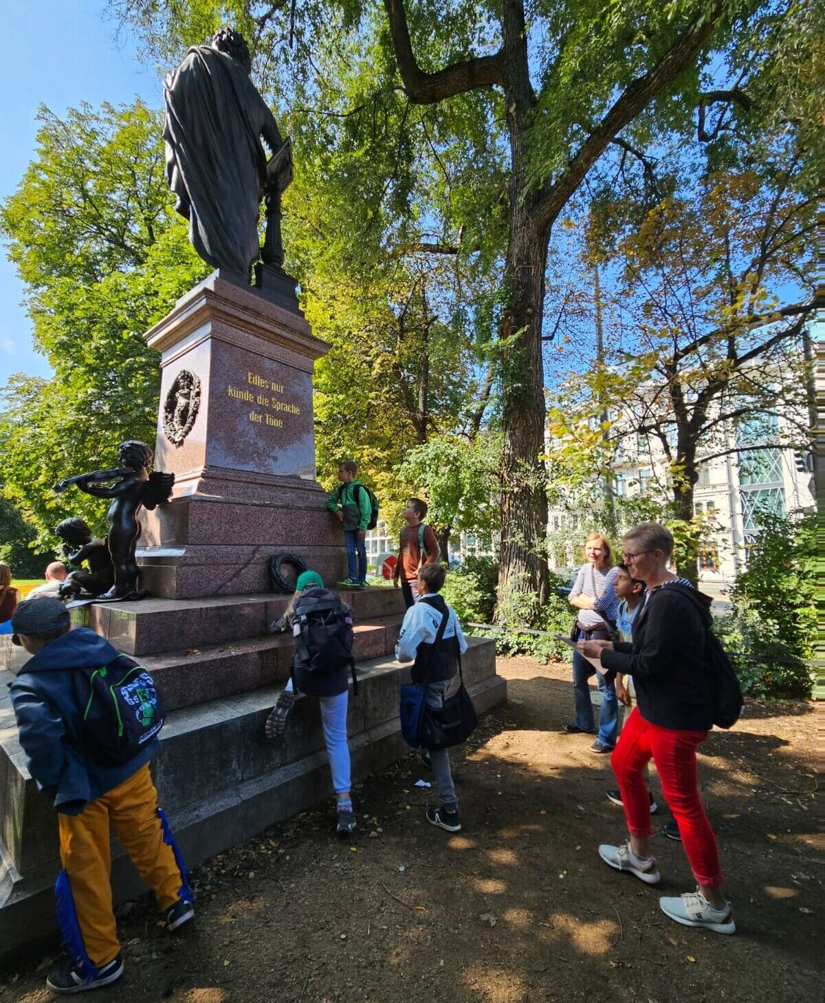 © SEB Leipzig Kinder stehen vor einem Denkmal
