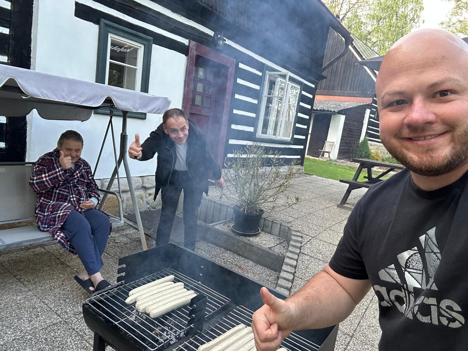 © SEB Leipzig Drei Personen beim Grillen von Würstchen.