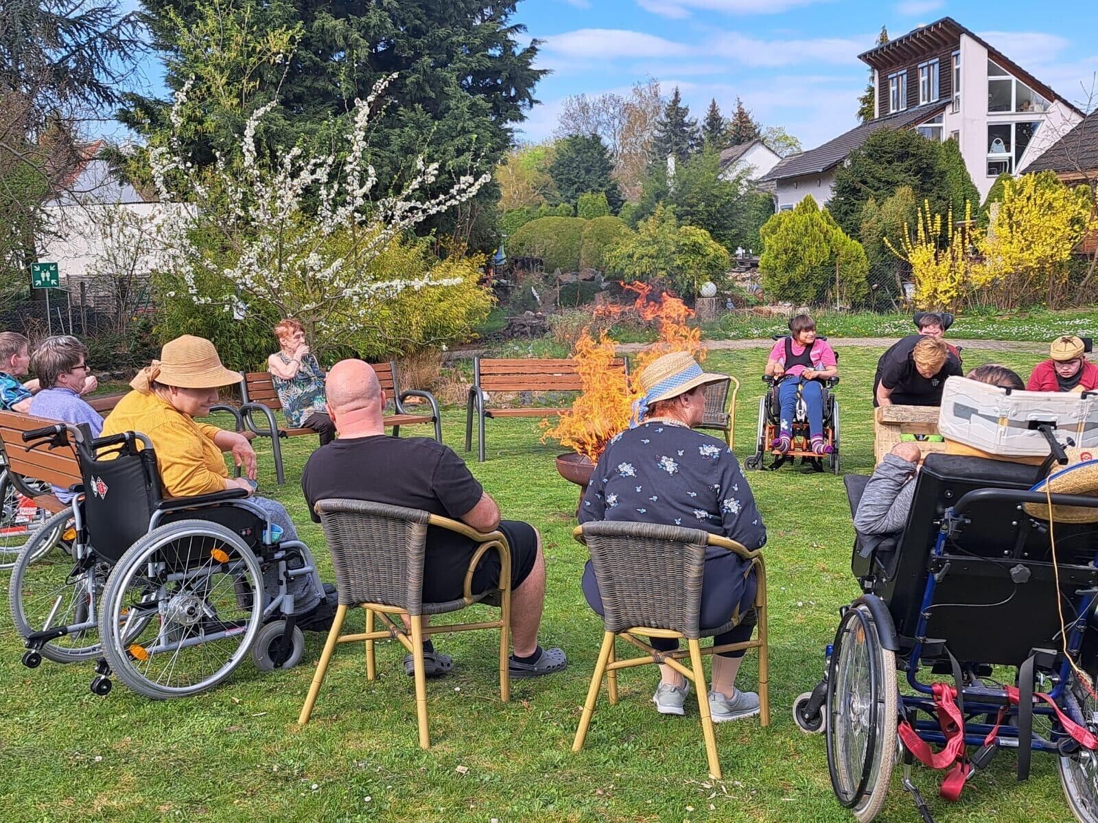 © SEB Leipzig Viele Menschen schauen einem Feuer zu