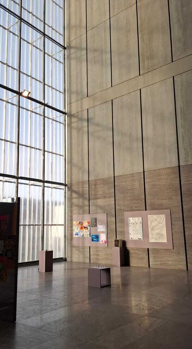 Bilder h&auml;ngen in der gro&szlig;en Ausstellungshalle