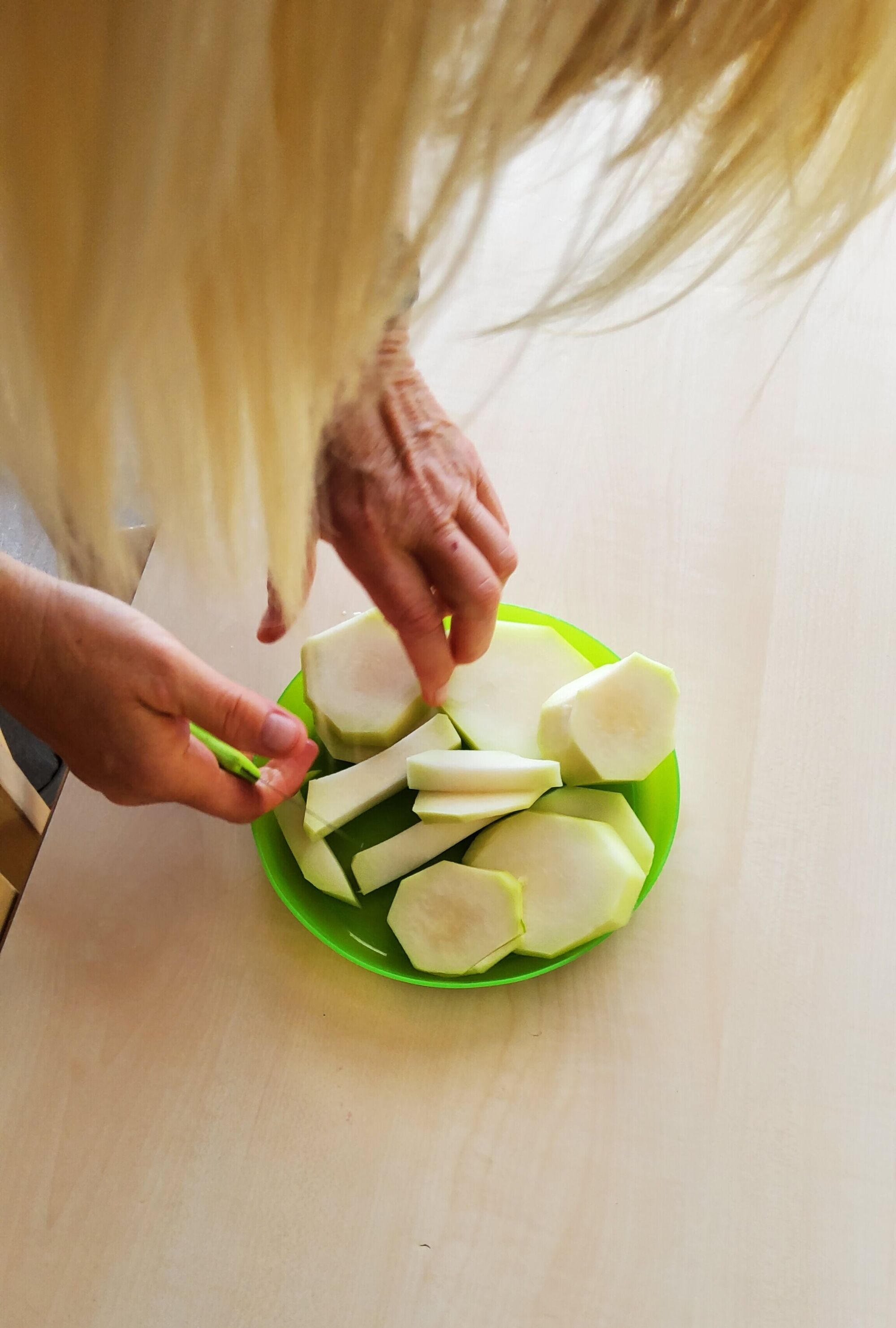 Kohlrabi wird geschnitten