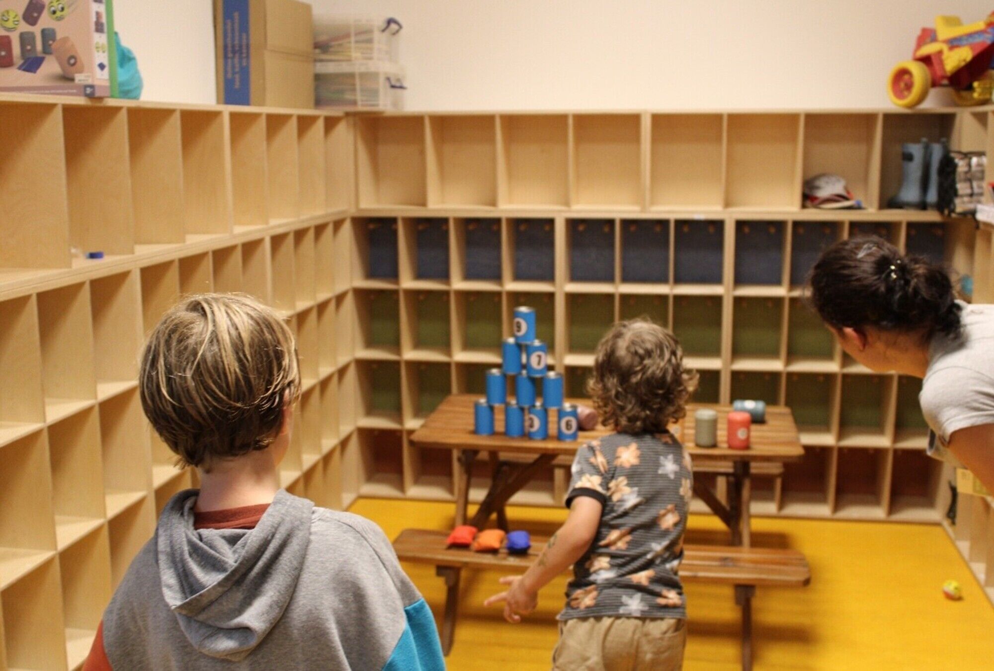 Kinder werfen mit B&auml;llen auf Dosent&uuml;rme