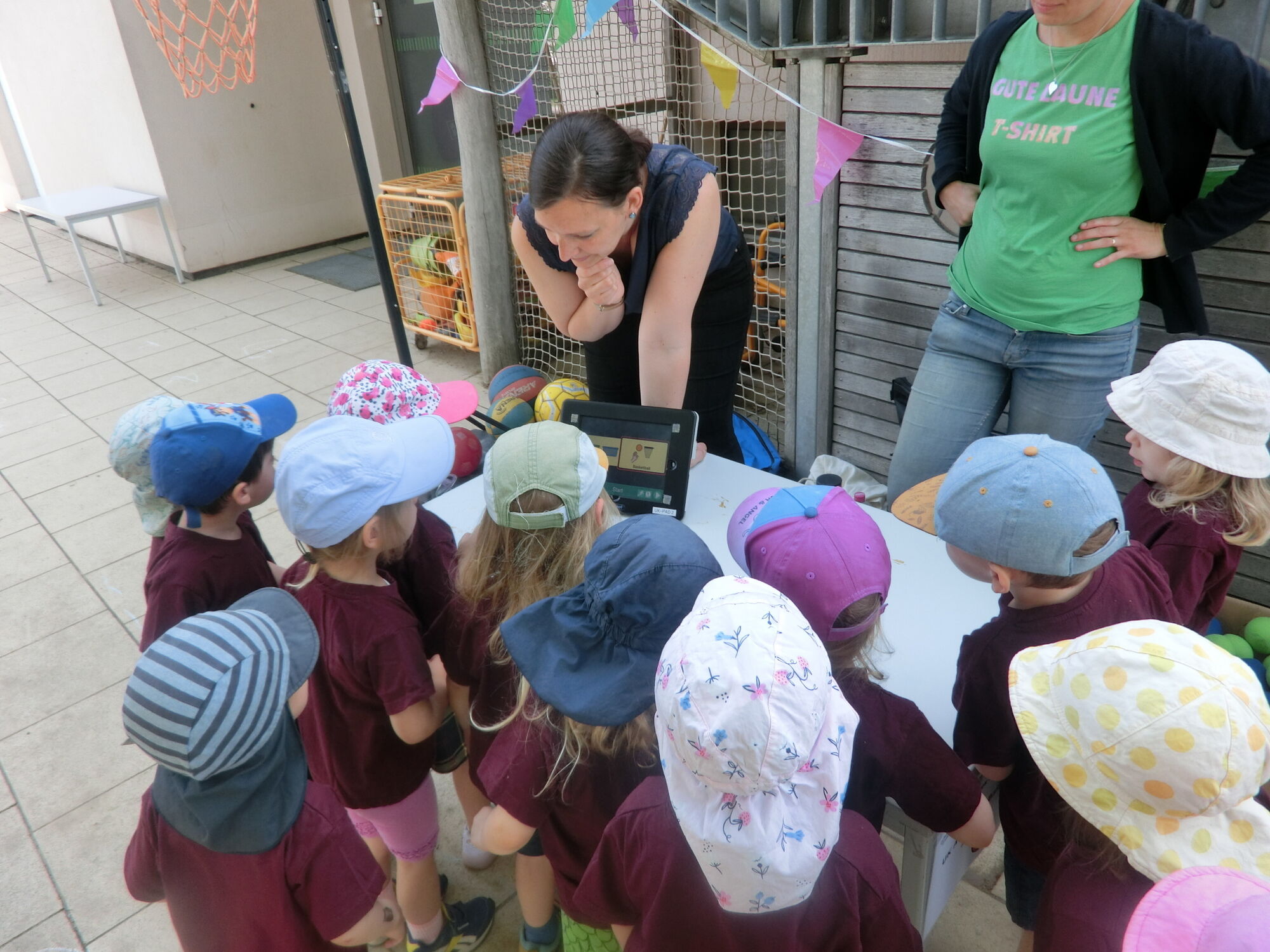 Viele Kinder stehen an einem Tisch