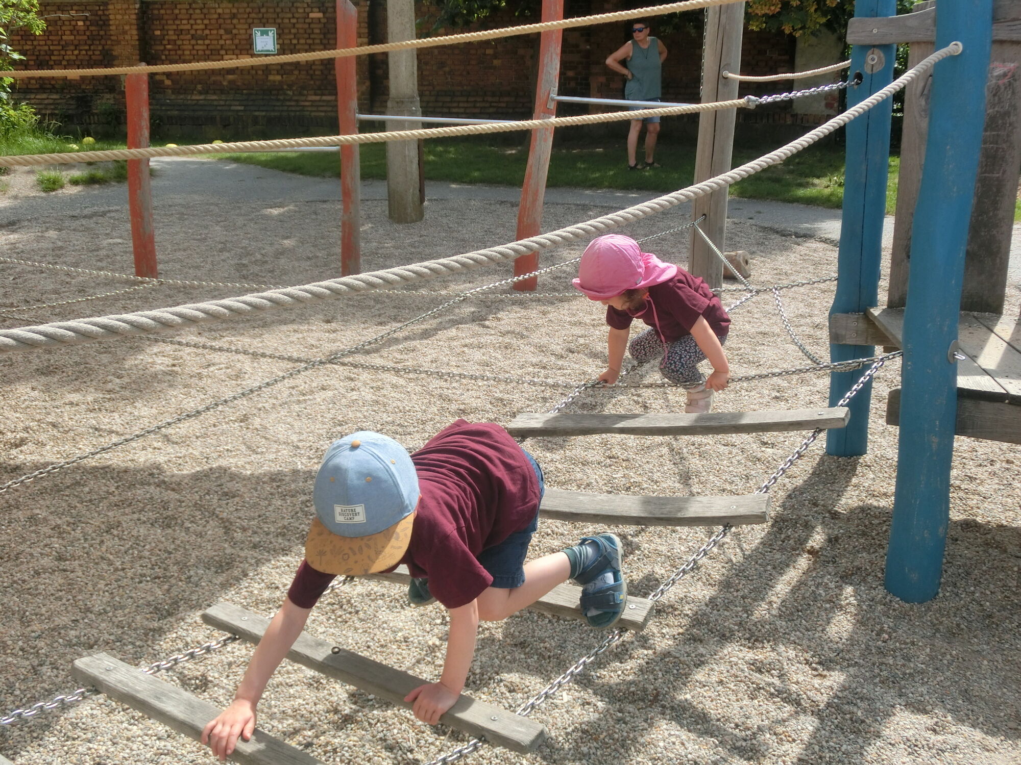 Kinder klettern auf einem Parcours