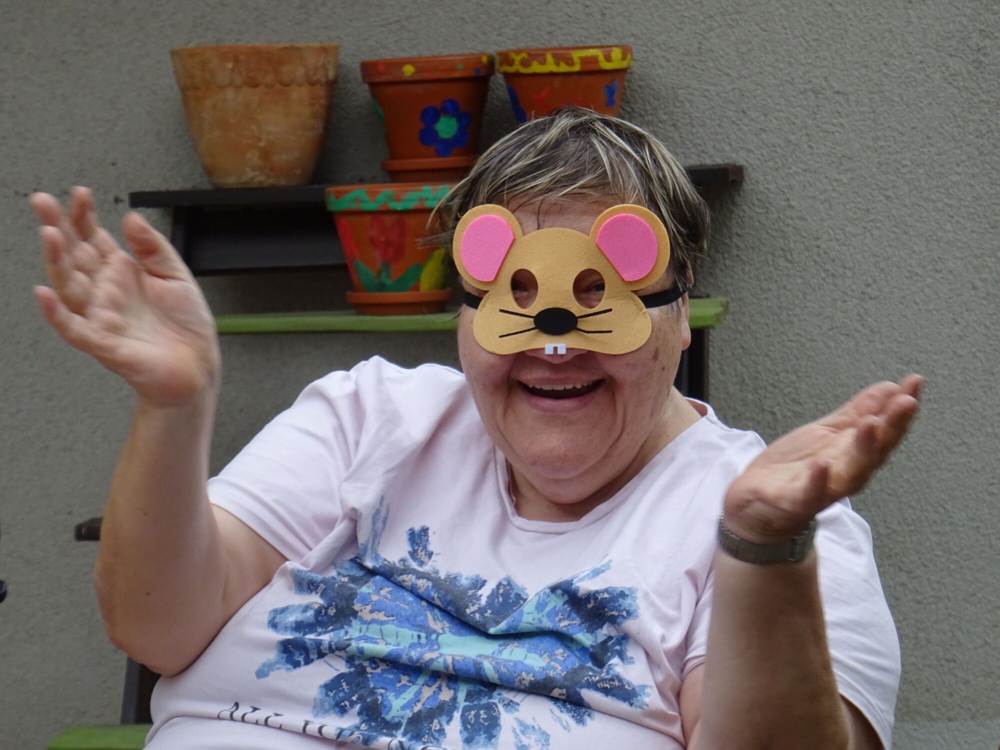 © SEB Leipzig Eine Frau mit einer Maus-Maske