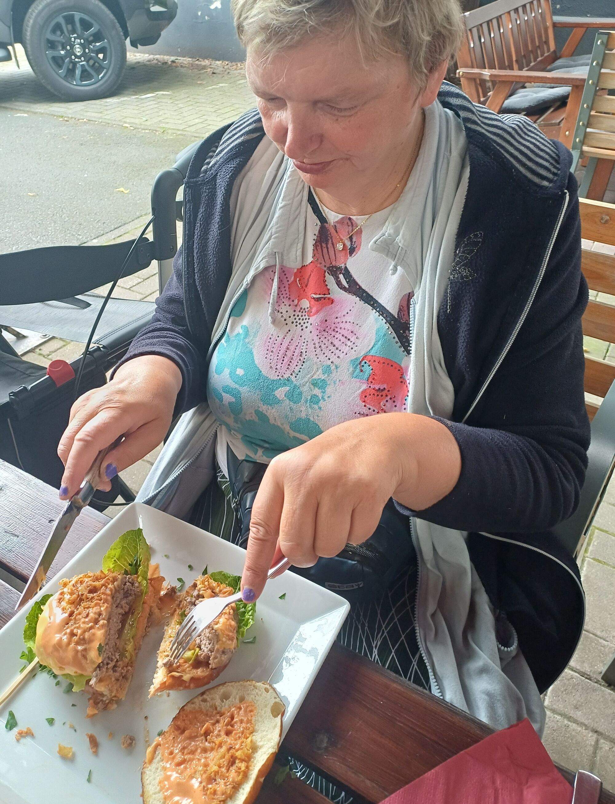 Eine Frau schneider Essen