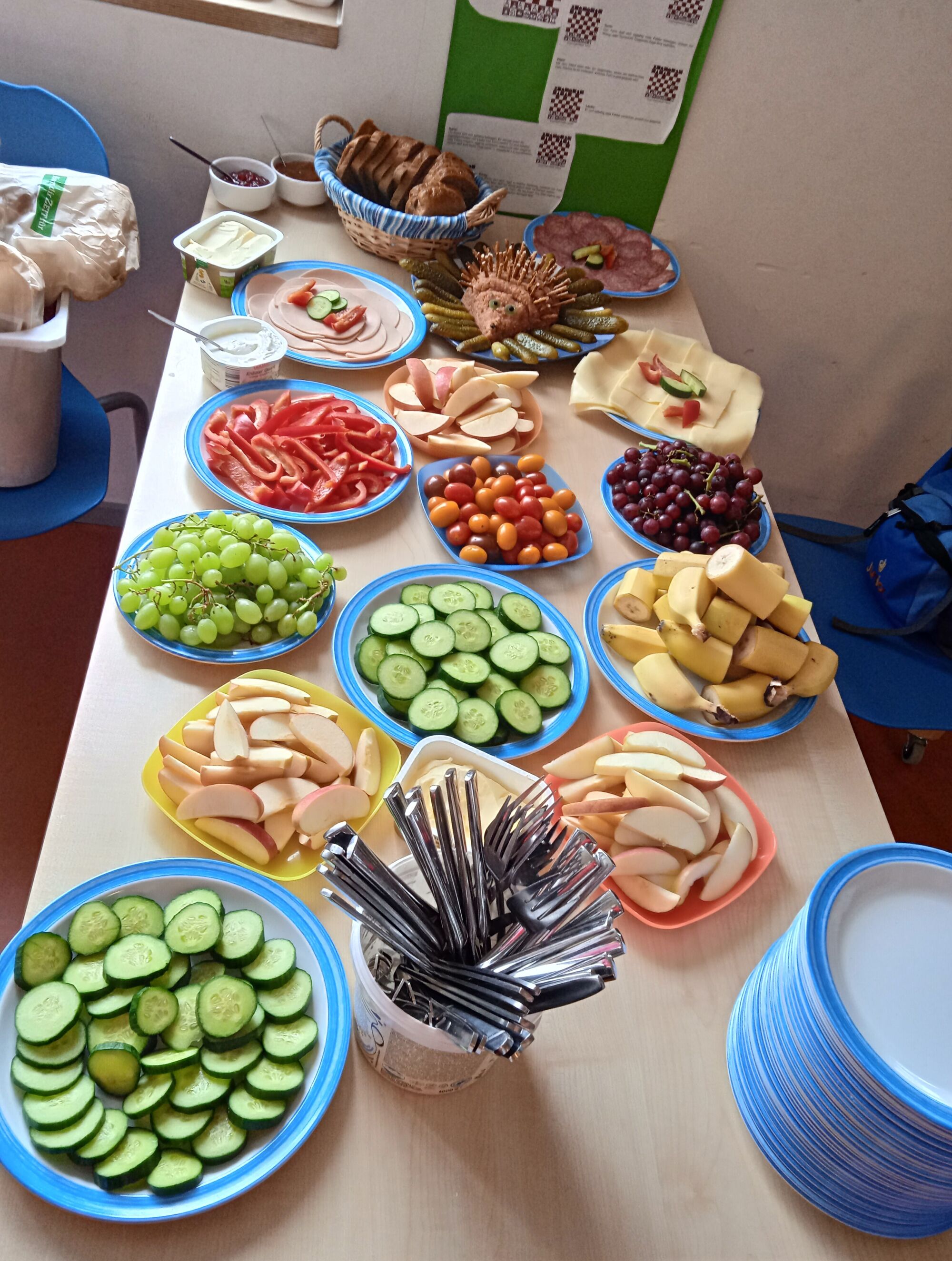 © SEB Leipzig Es stehen viel geschnittenes Obst und gemüse, Besteck Aufschnitt, Brot und Marmelade bereit