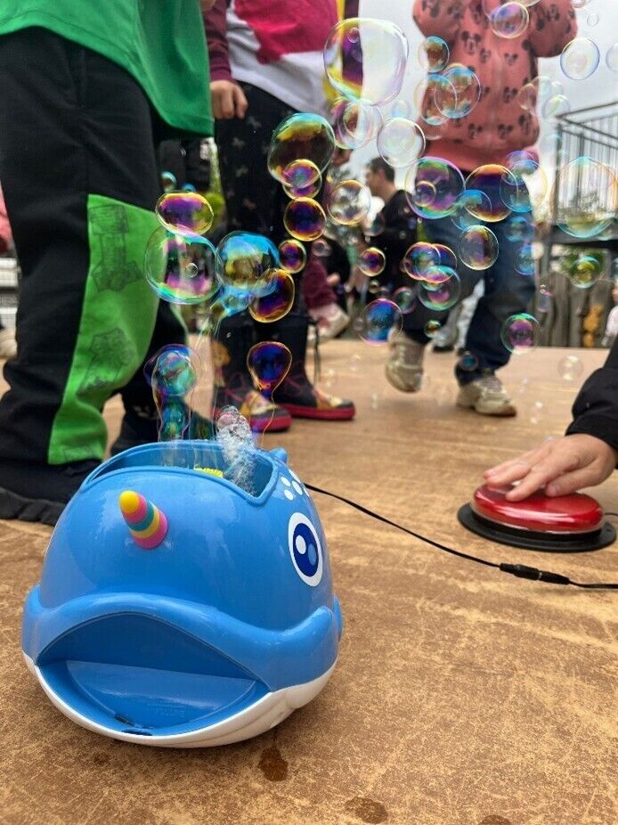 Ein Wal der bunte Seifenblasen macht