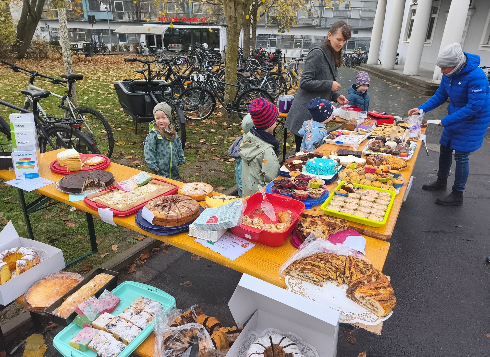 zahlreiche Kuchen sind auf Tischen aufgestellt