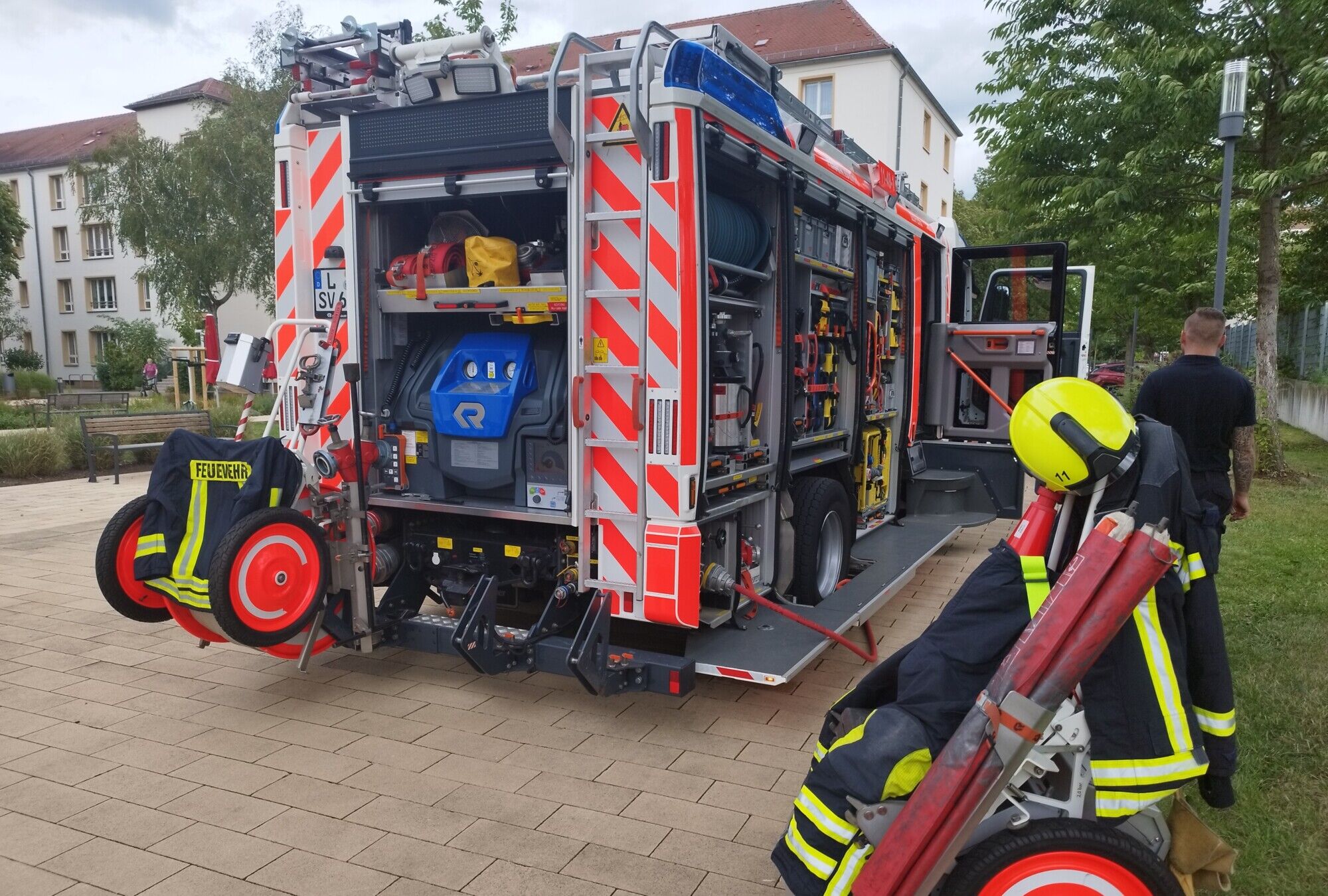 Ein gro&szlig;es Feuerwehrauto mit ge&ouml;ffneten Seiten