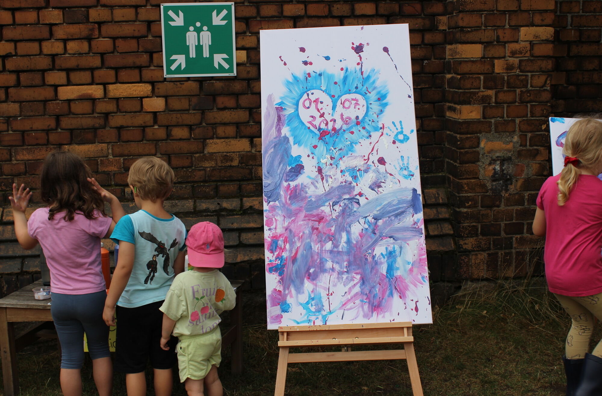 eine leinwand auf der die Kinder mit Farben malen k&ouml;nnen