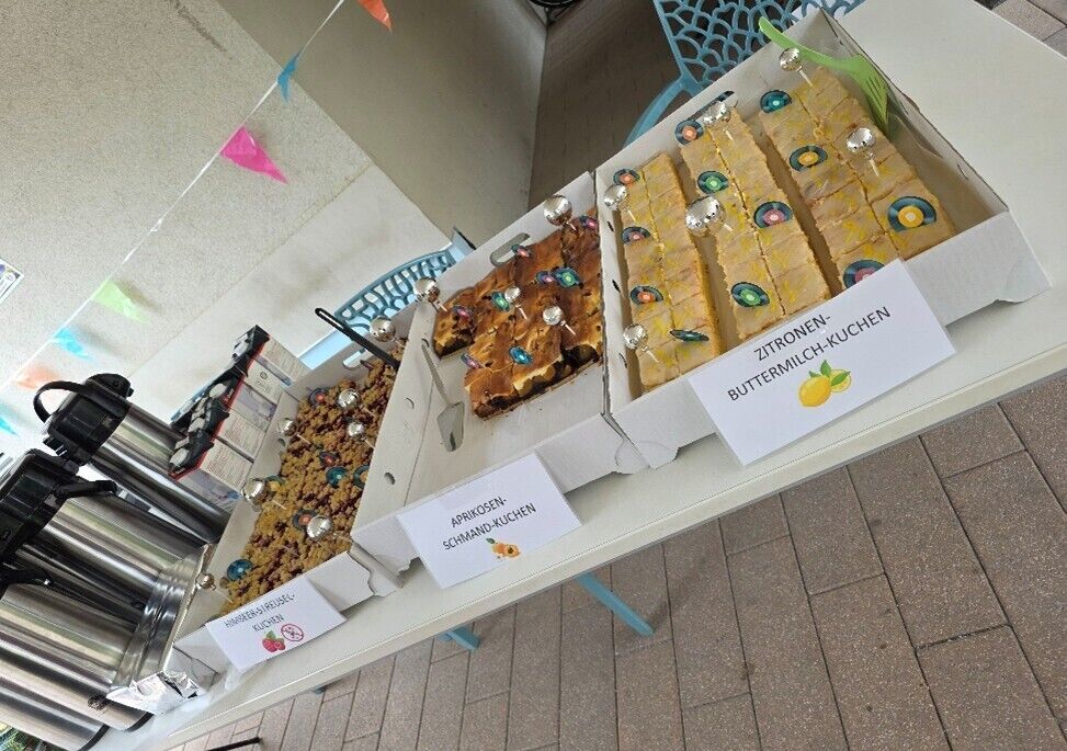 Bleche mit Kuchen auf einem Tisch
