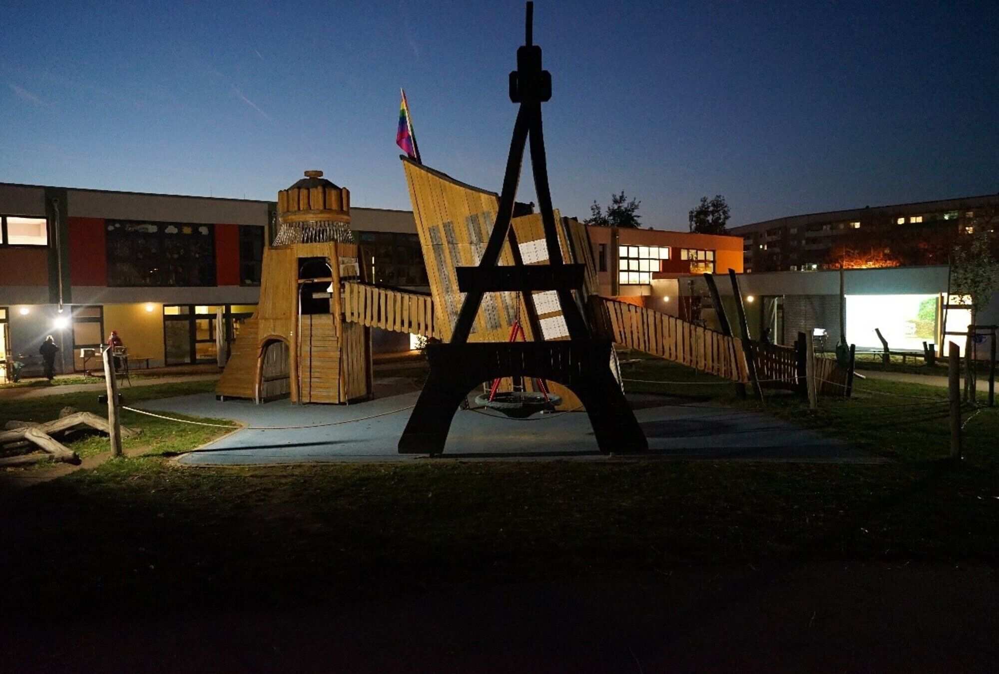 der beleuchtete Spielplatz der Kita