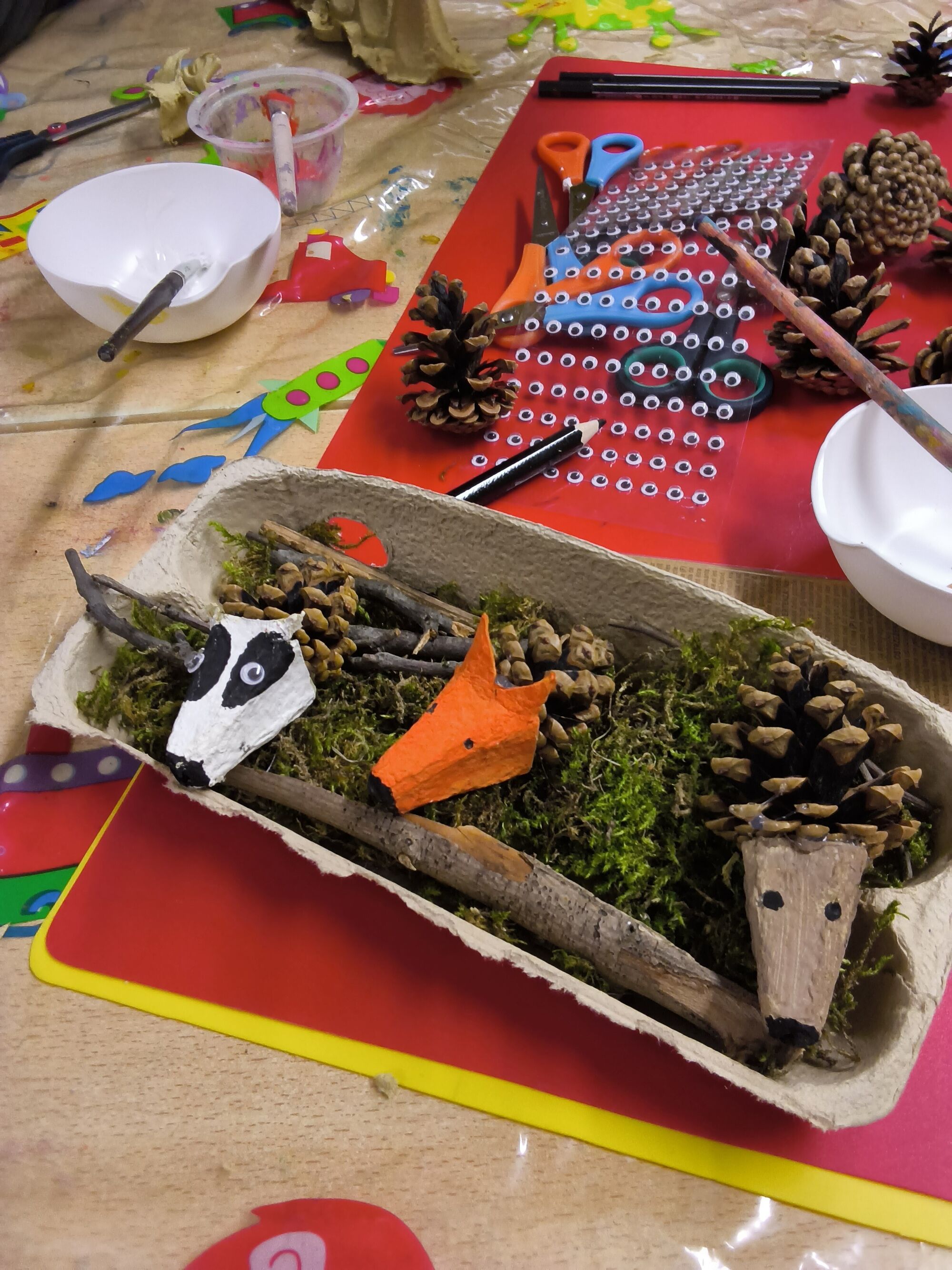 Viele herbstliche Bastelutensilien liegen auf einem Tisch