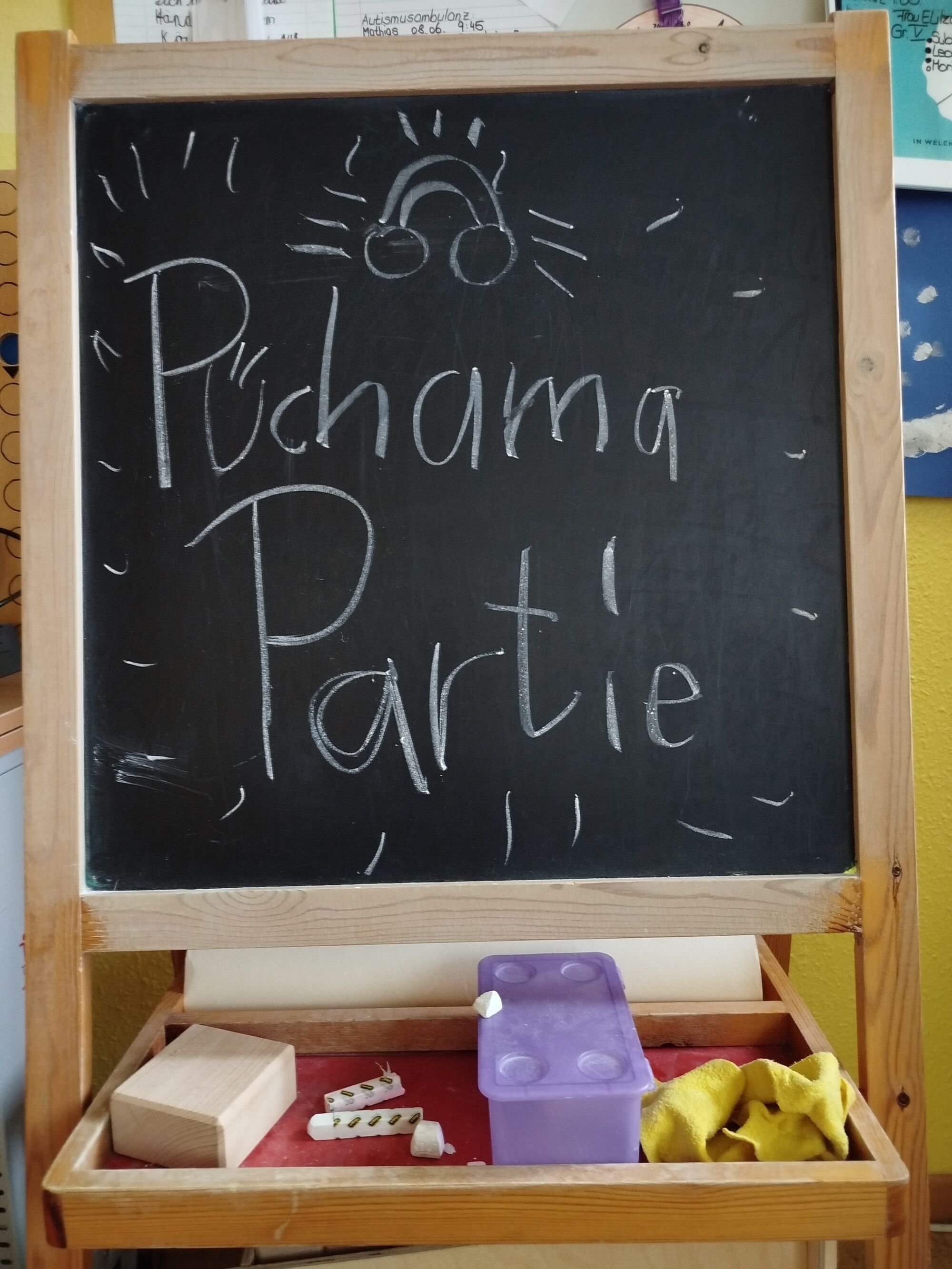 Eine Kreidetafel mit der lustigen Aufschrift "P&uuml;chama Partie"