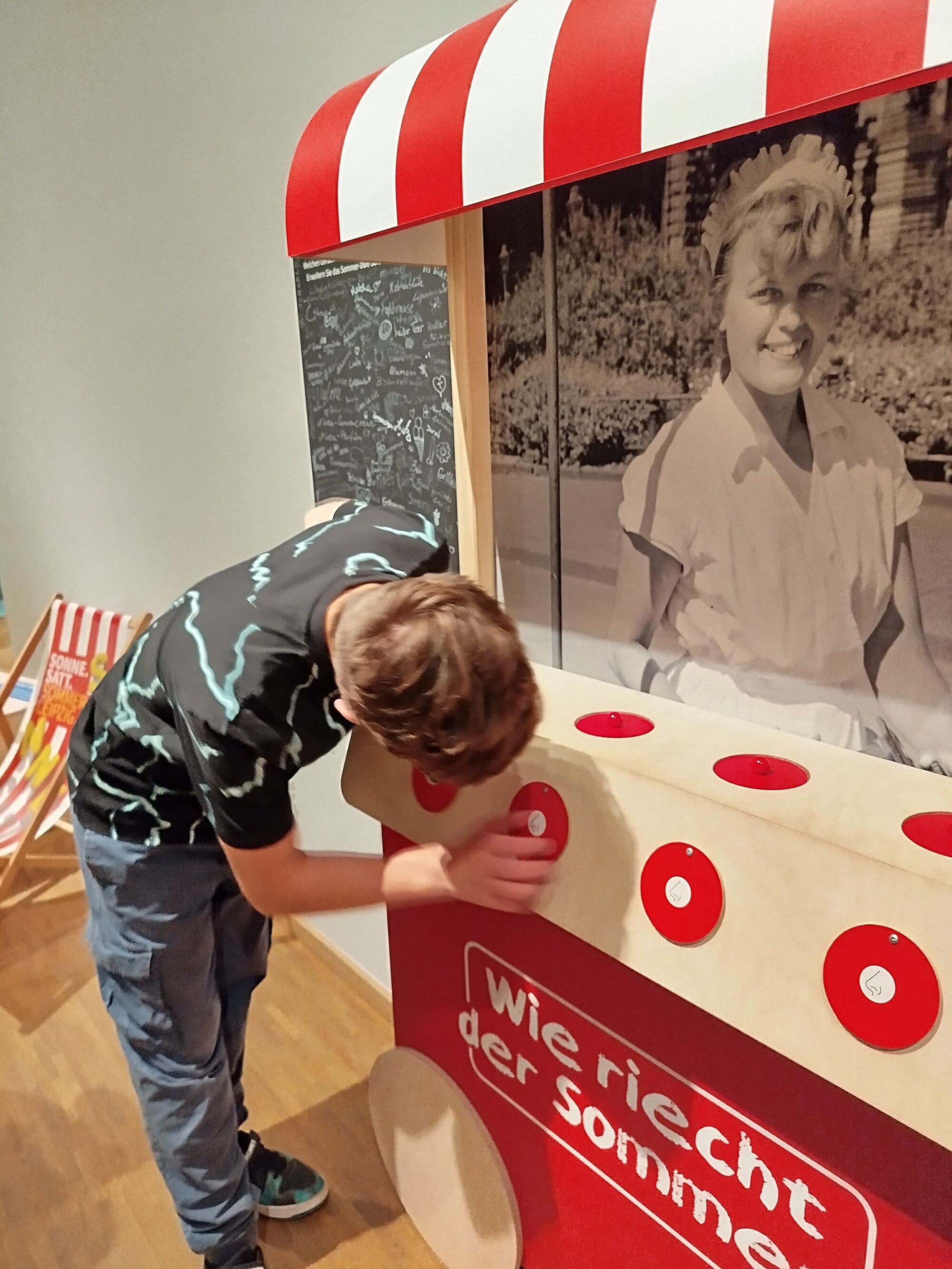 ein Stand mit einem Bild einer Frau aus den 80ern, feldern die Duft verspr&uuml;hen und der Aufschrift "Wie riecht der Sommer"