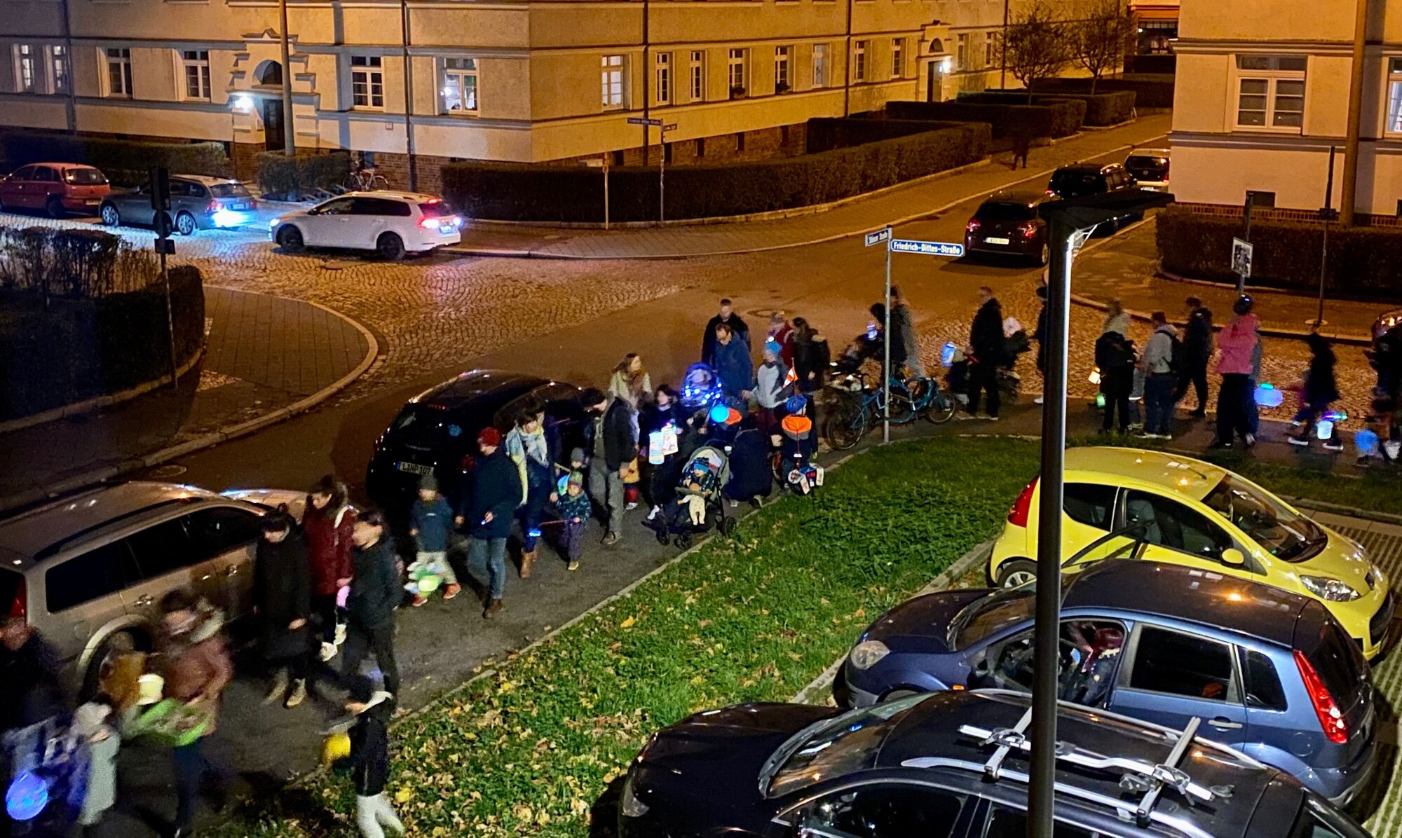 © SEB Leipzig Viele Menschen gehen mit Lampions die Straße entlang