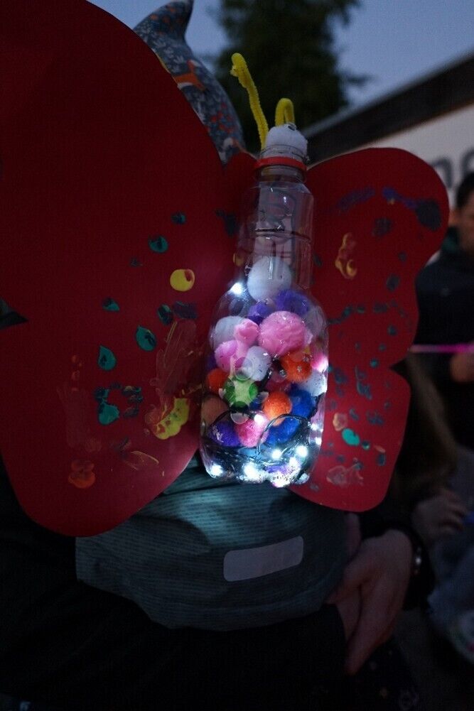 Eine leuchtende Schmetterlingslaterne