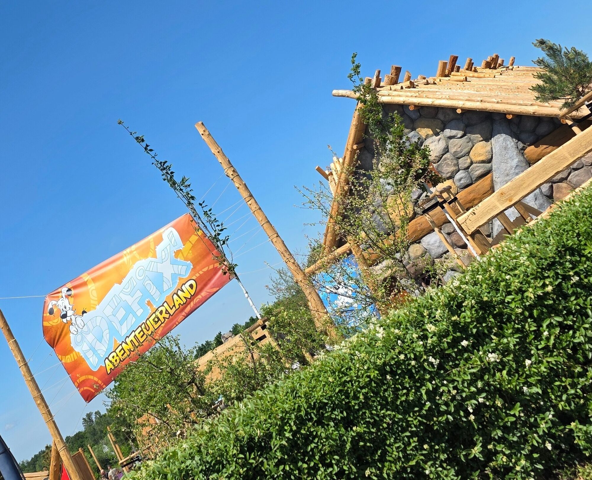Ein Steinhaus im Stil der Gallier mit Werbeplakat davor